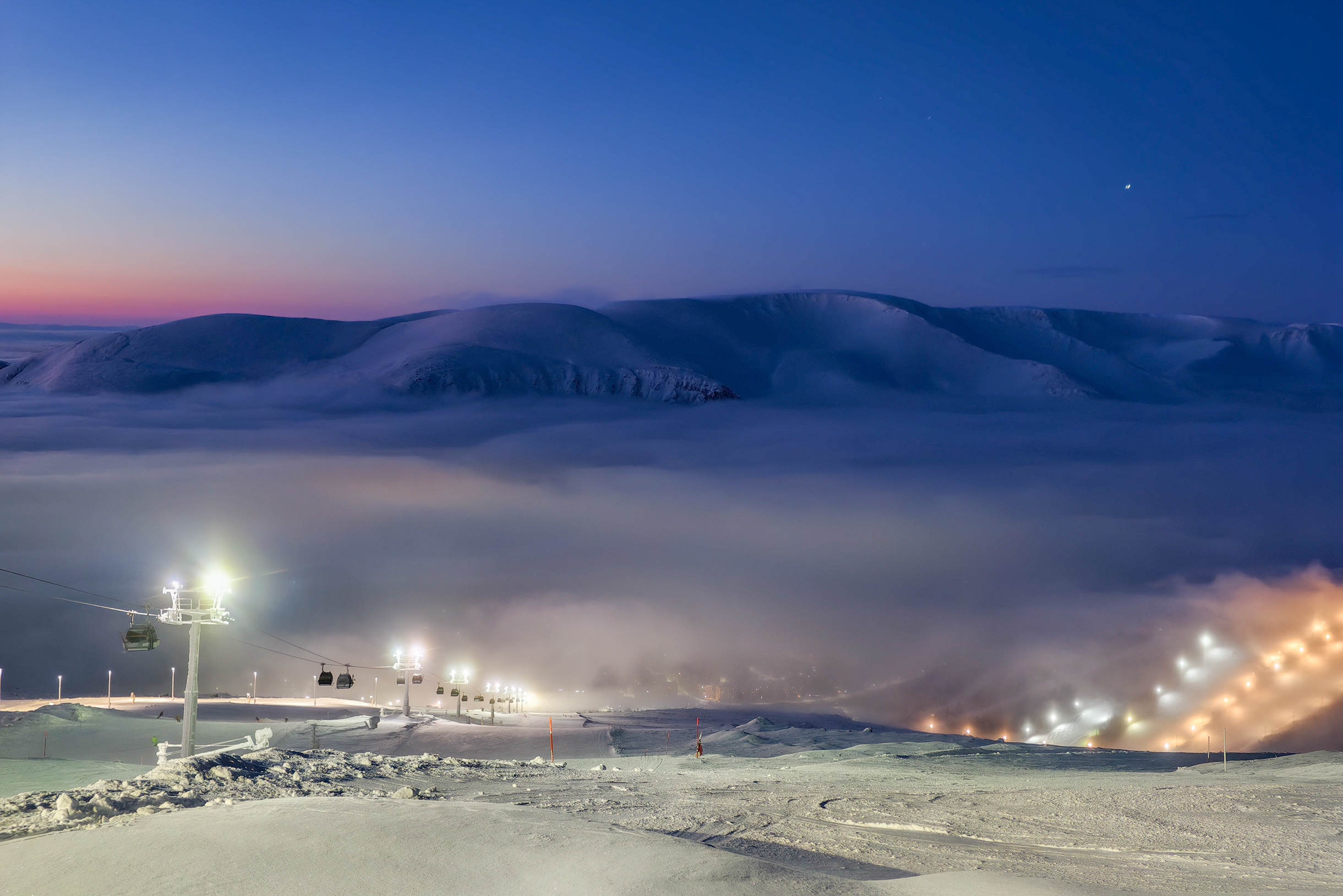 Спуск в Кировск занимал около десяти минут что на канатке, что своим ходом — на лыжах или доске
