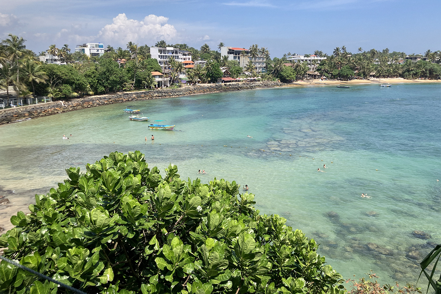 В Мириссе можно погулять по маленькому островку Гира-Гала. Его с пляжем соединяет песчаная дорожка. Там мало людей, есть пара шезлонгов, а вид прозрачной бирюзовой воды с высоты завораживает