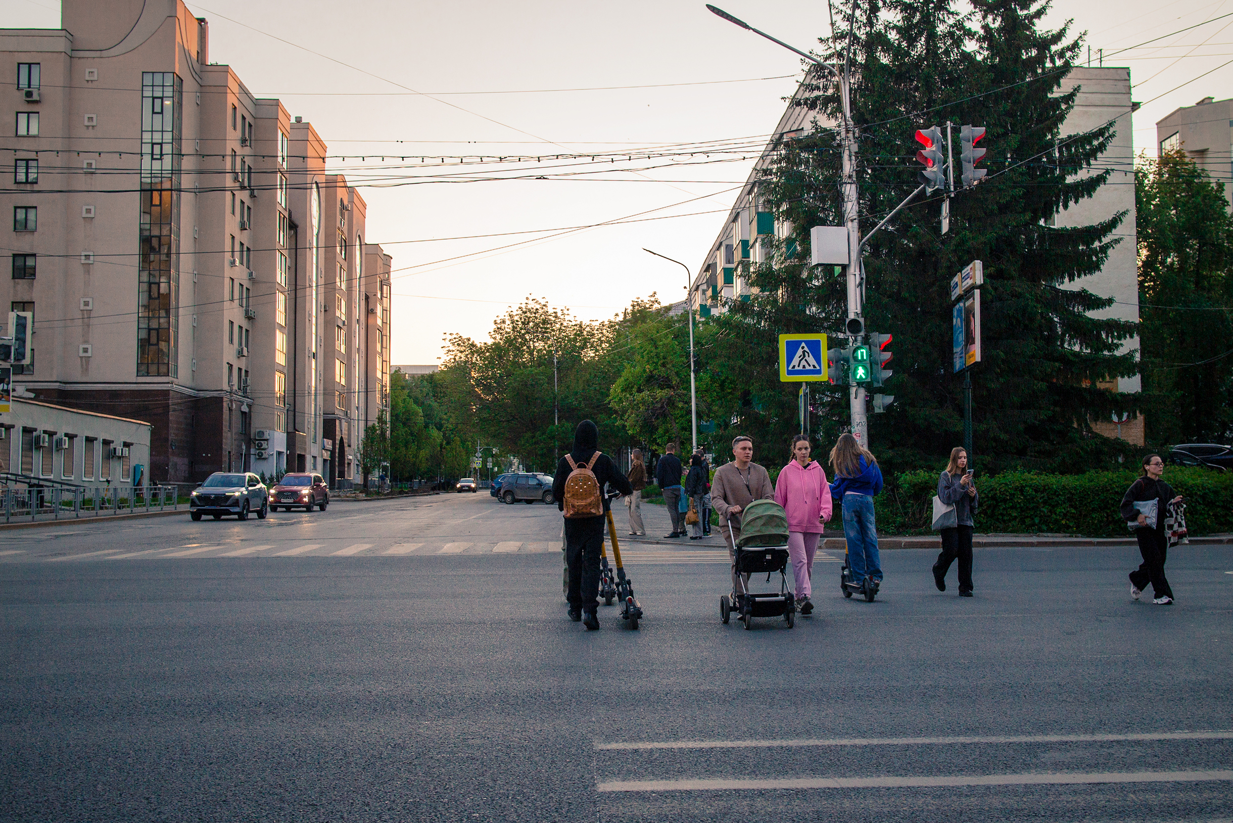 Центр города. Люблю такие моменты: вроде находишься в республике с определенным национальным колоритом, но вот смотришь на этот кадр и думаешь, что такой уголок можно найти в Москве, Твери, Хабаровске и даже Калининграде. Есть у российских улиц и дворов некая общая, родная доминанта