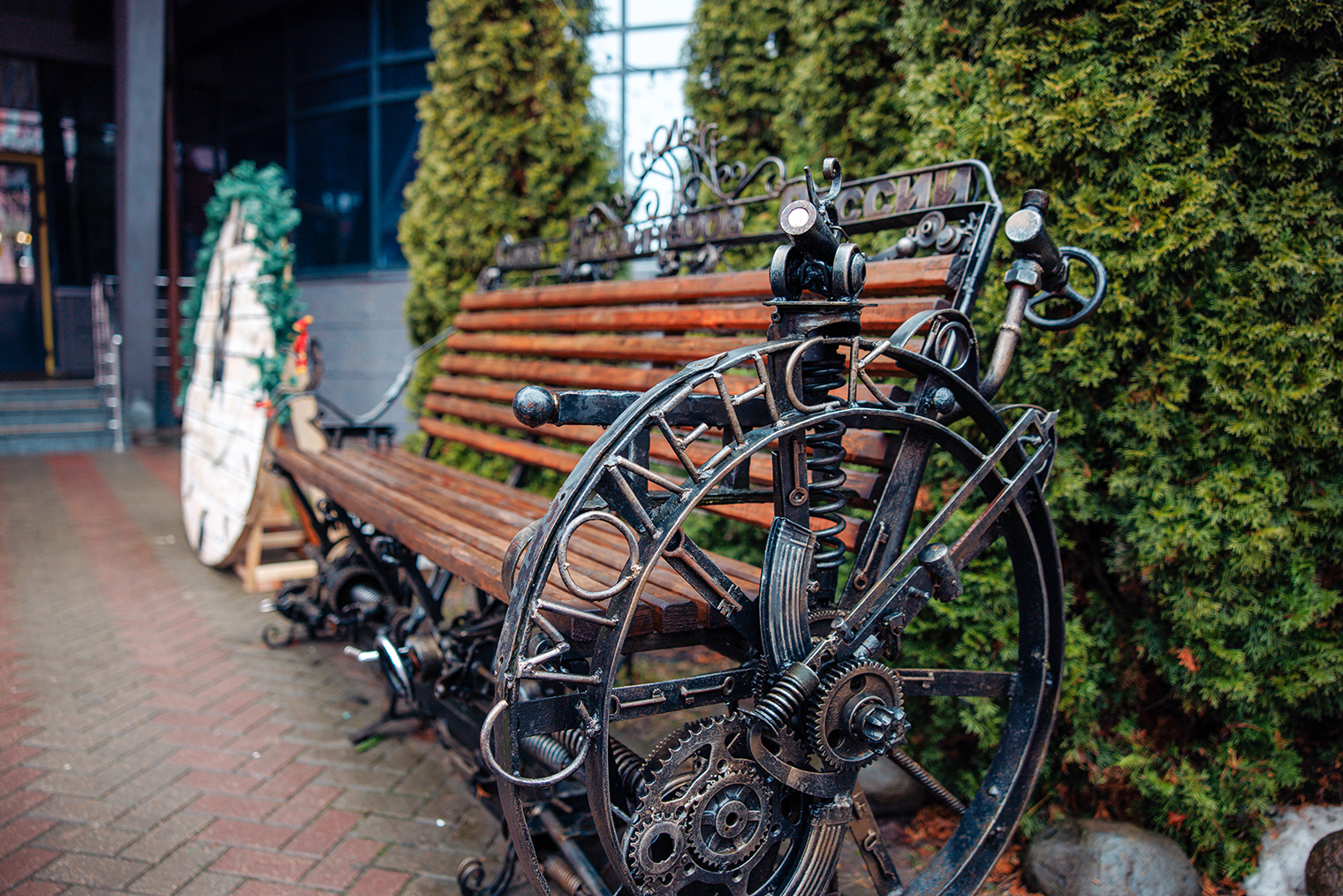 У дизайнерской лавочки тоже есть свой талисман-ангел. А еще ее украшает птица феникс — символ города, который красуется на гербе Смоленска