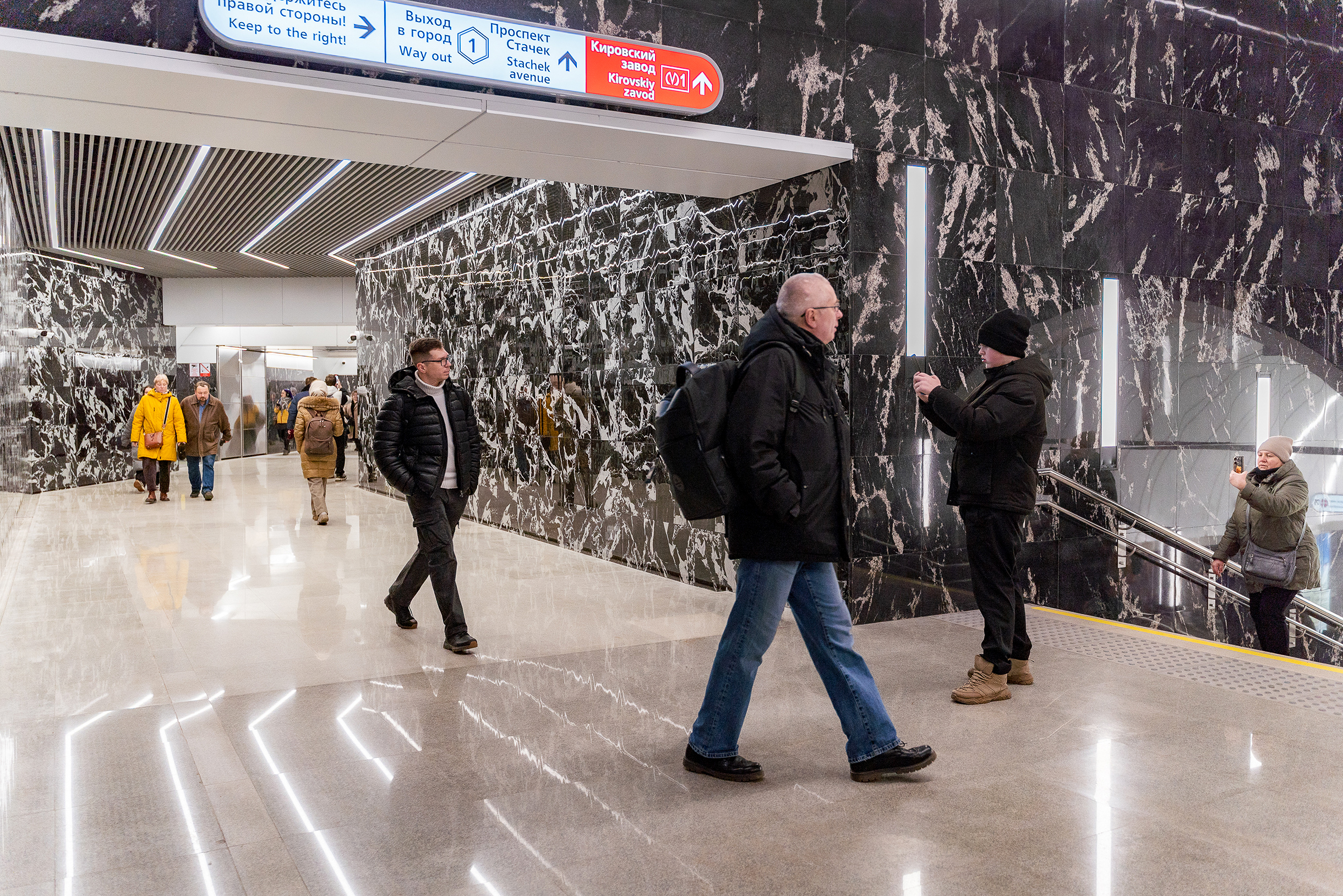 «Путиловская» — пересадочная на станцию «Кировский завод» на красной линии