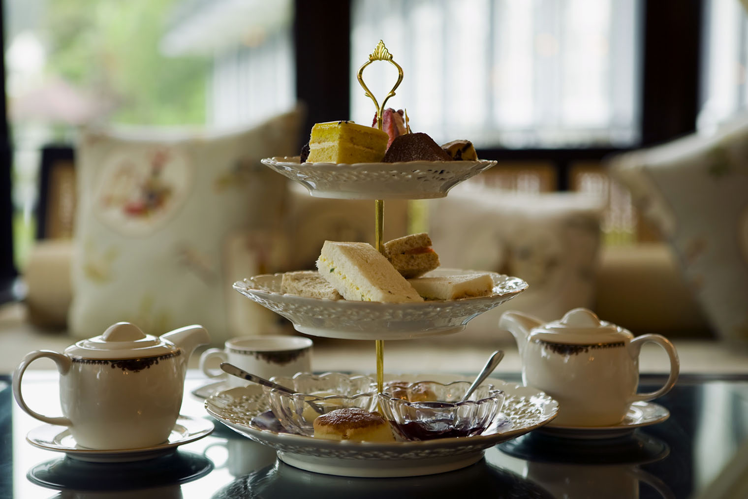 Afternoon tea изобрела герцогиня Анна Бедфордская в 1840 году. Она придумала его для дам, которые худели и не могли себе позволить плотный ужин. Особенностью afternoon tea стали вкусные десерты и угощения «на один укус». Вскоре эта новинка завоевала популярность среди высшего общества. Фотография: laughingmango / iStock