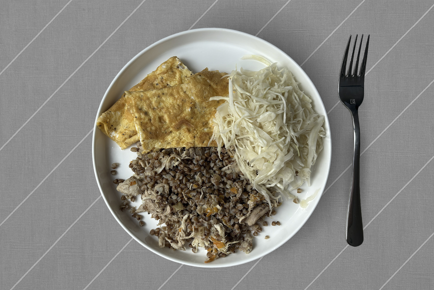 Завтрак — гречка с мясом, яичный блин, капуста с лимонным соком
