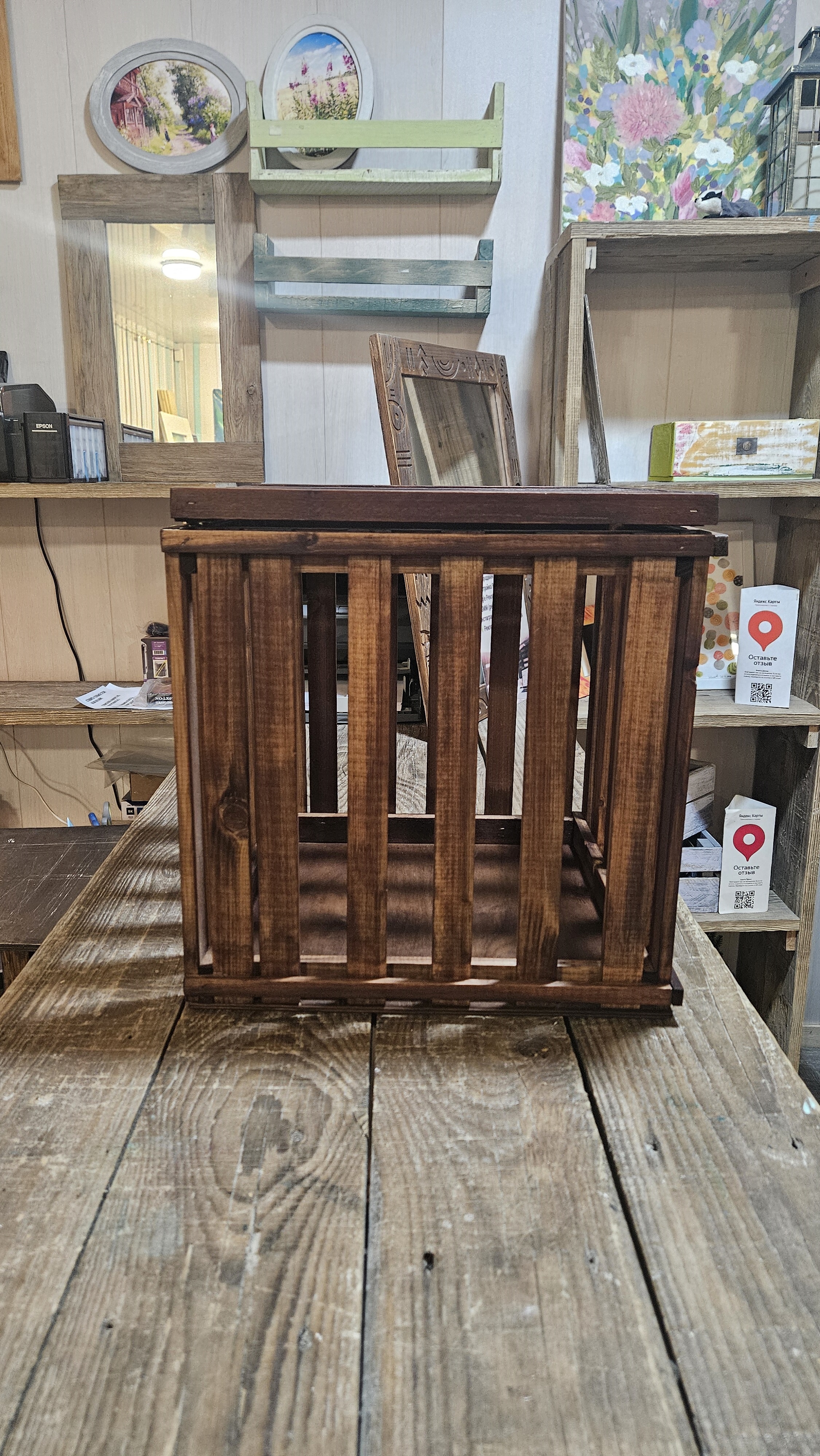 Вид сбоку: реечная структура стенок ящика-клетки и тонировка