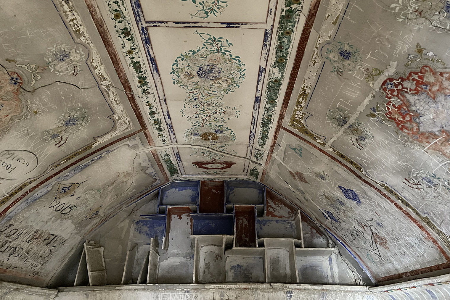 Вандалы оставили свой след, но роспись на потолке сохранилась. Фотография: Мария Рудницкая