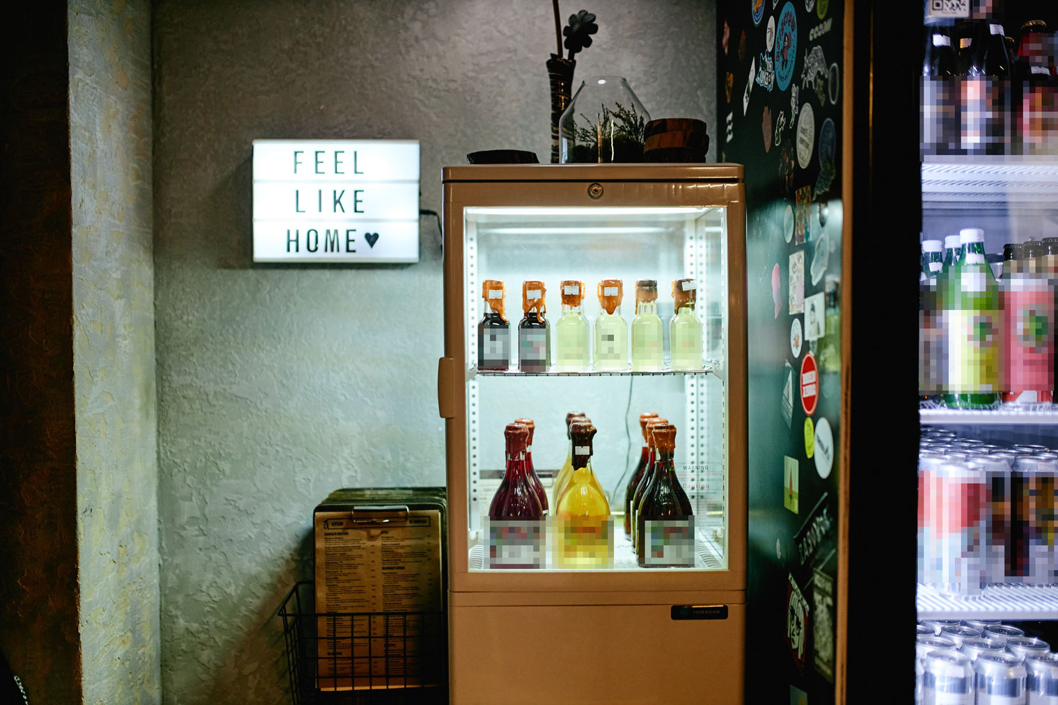 Поставщики пива и газировки бесплатно предоставили нам свои холодильники, брендированные пивные бокалы и барные коврики. За это мы заключаем с ними договор поставки напитков — популярная практика на рынке