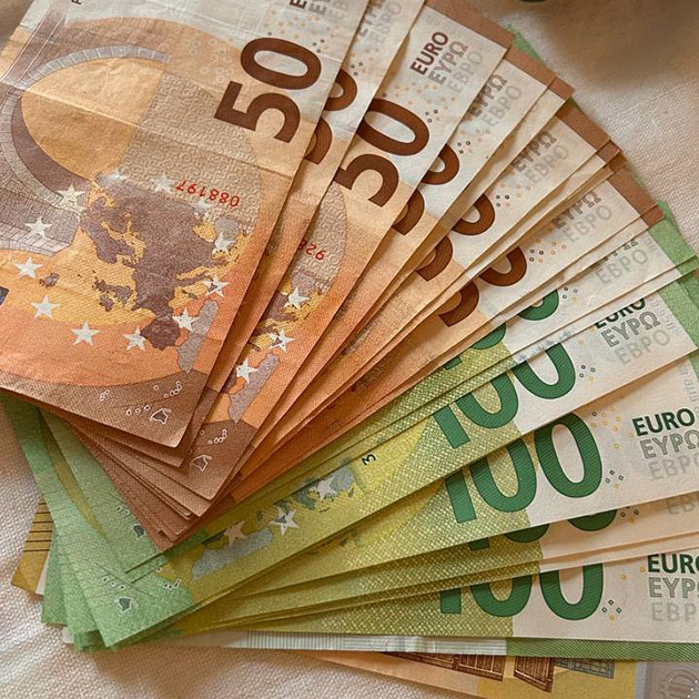 Любимый момент при получении зарплаты — держать в руках бумажки