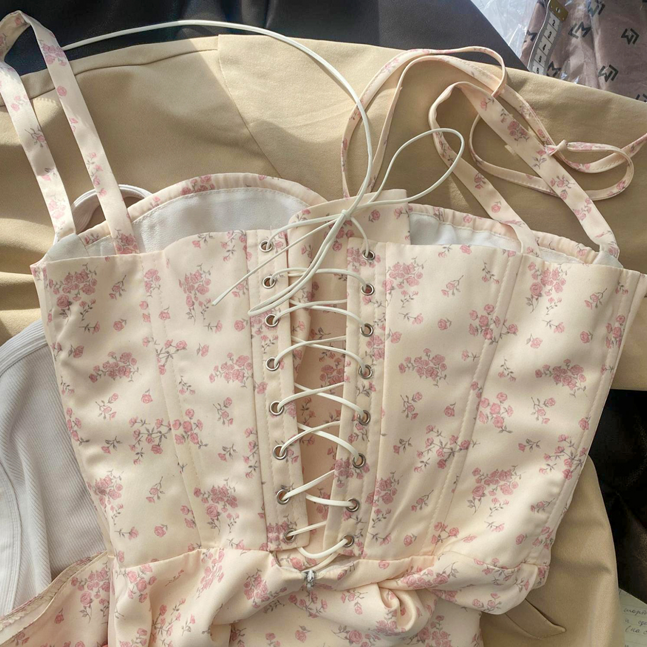 Этот образец прислали с фабрики. Но запускать эту модель не будем — такой корсет сложно посадить на среднестатистическую покупательницу. Времена непростые, поэтому нужны проверенные варианты