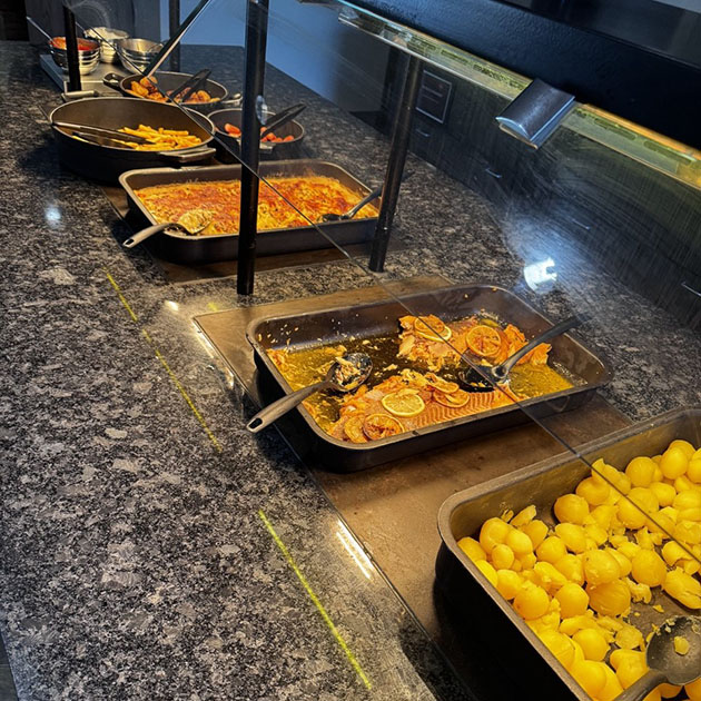 Хорошо поужинали. Красная рыба меня приятно удивила