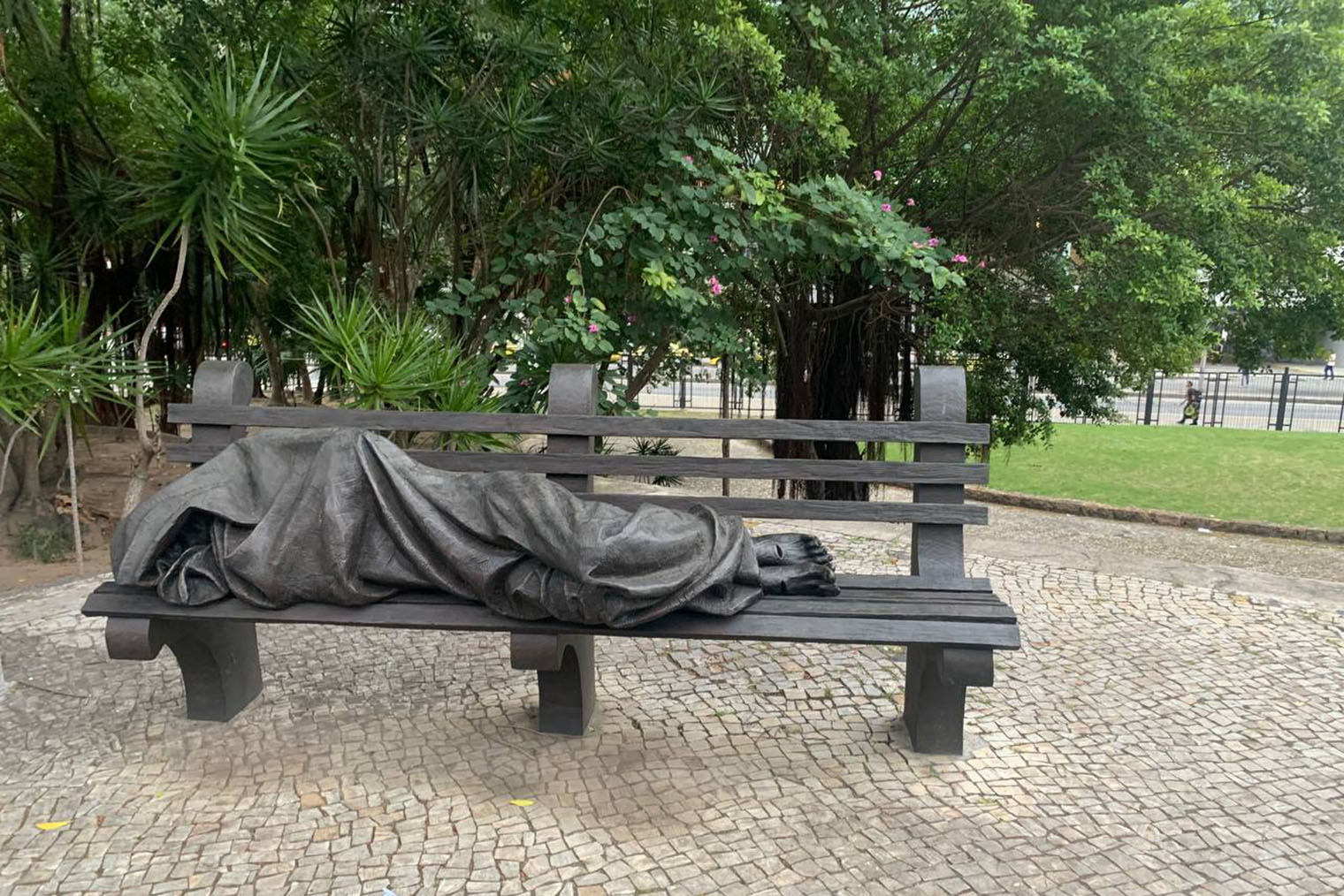 Напротив собора на одной из лавок — бронзовая фигура спящего Иисуса, закутанного в одеяло. Это памятник бездомным
