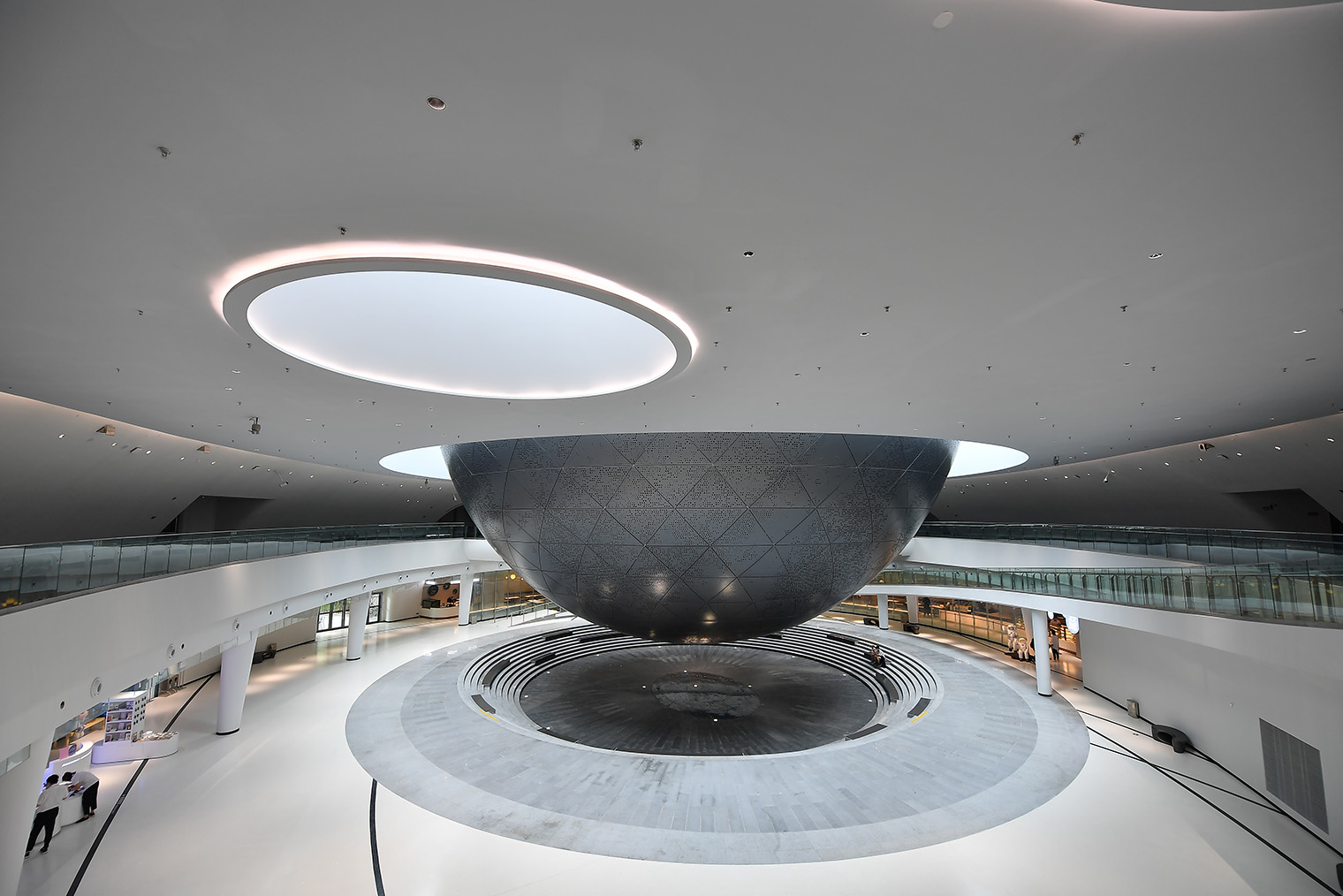 Посетители не видят крепежных элементов сферы. © VCG / Getty Images