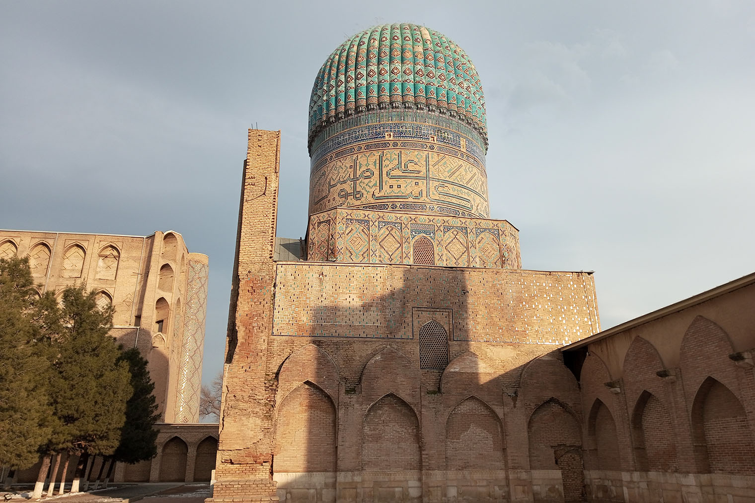 На территории мечети Биби⁠-⁠Ханым