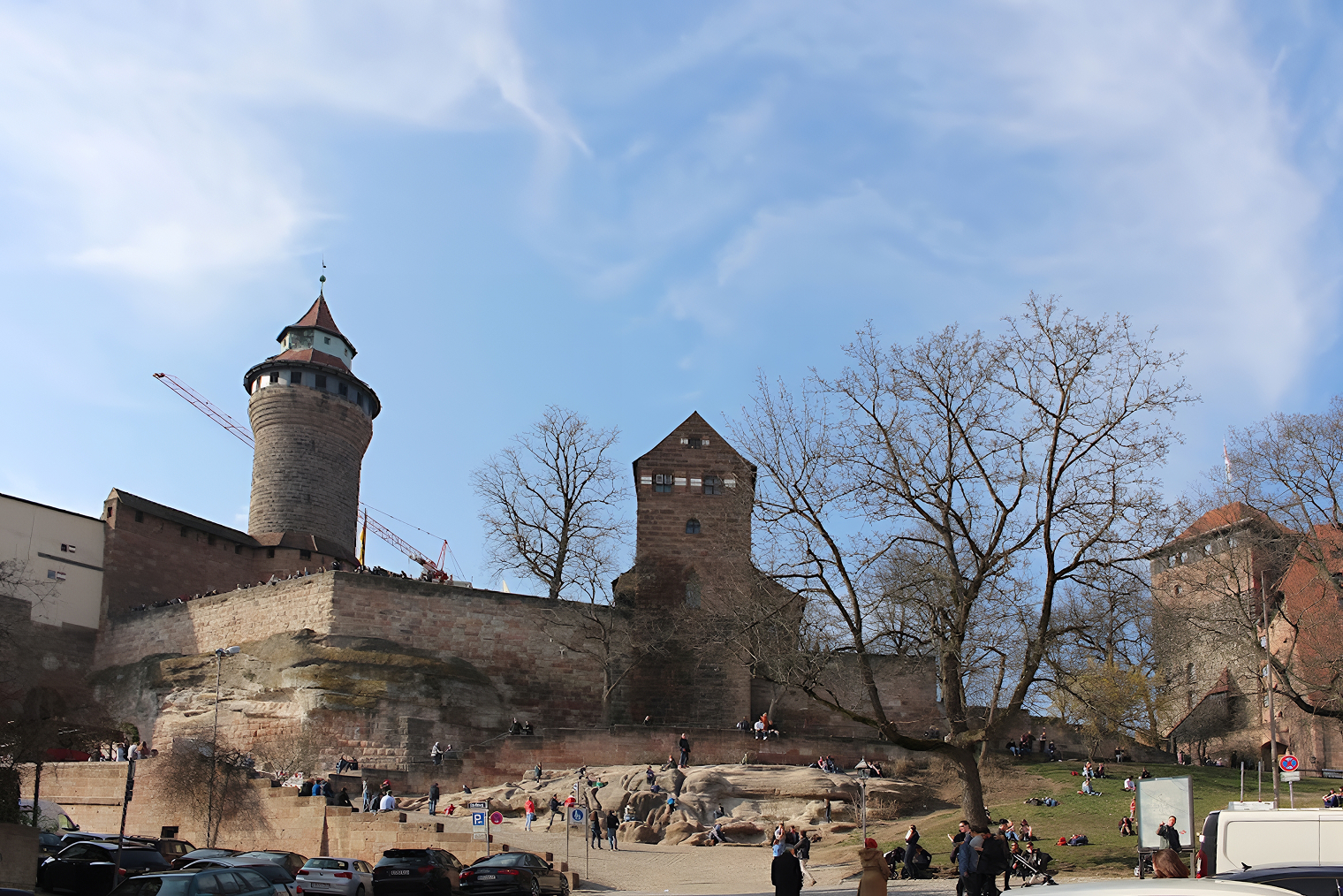 Нюрнберг сочетает в себе романскую и готическую архитектуру. В городе есть музей игрушек, да и сам он как игрушечный благодаря малоэтажной застройке и множеству архитектурных памятников