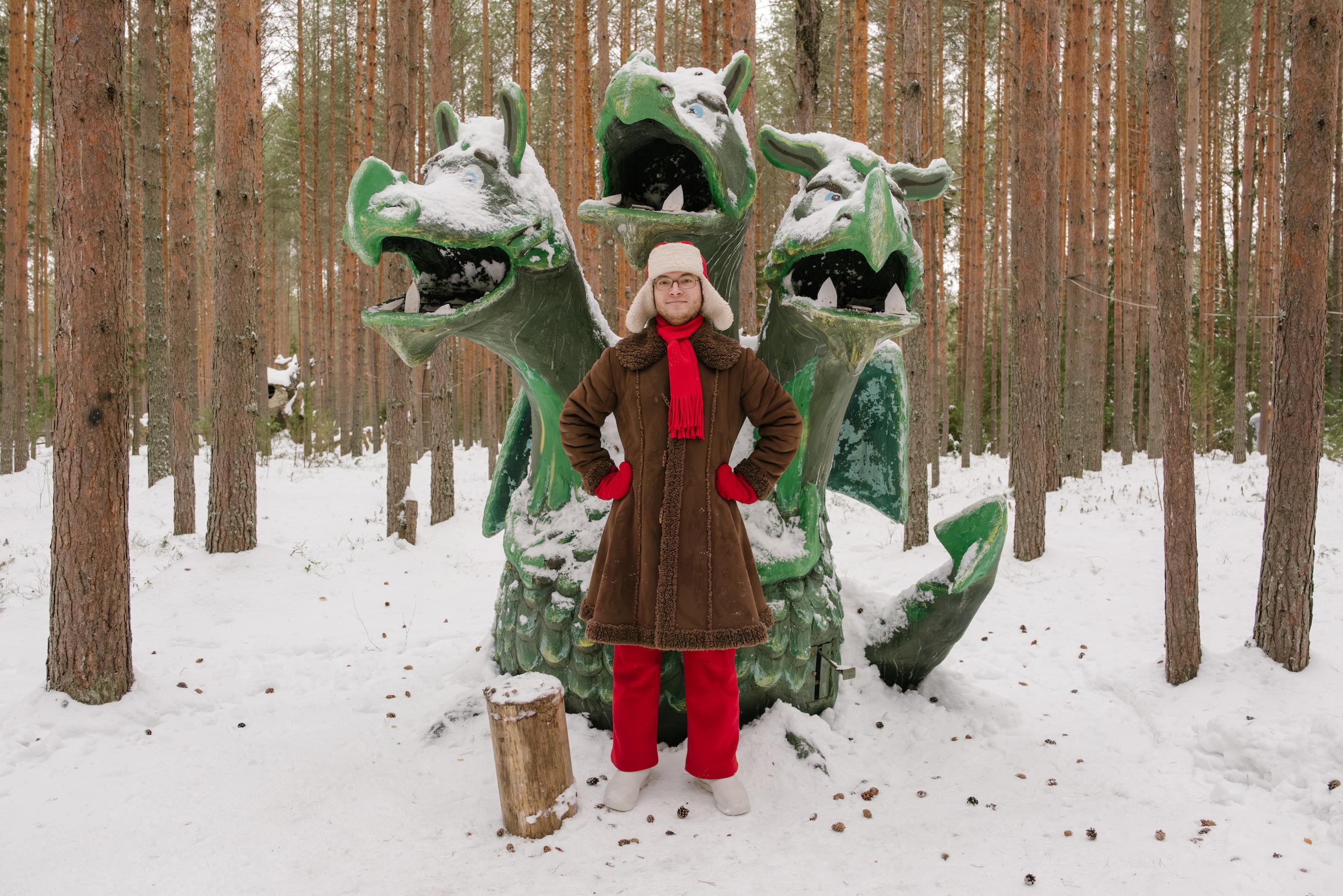 А это очередное испытание! Надо забросить как можно больше шишек в три пасти Змея Горыныча