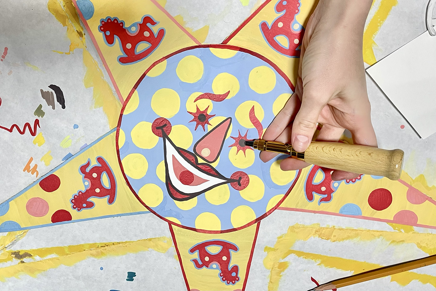 Отверстия для глаз проще всего делать дыроколом, но можно вырезать их и канцелярским ножом