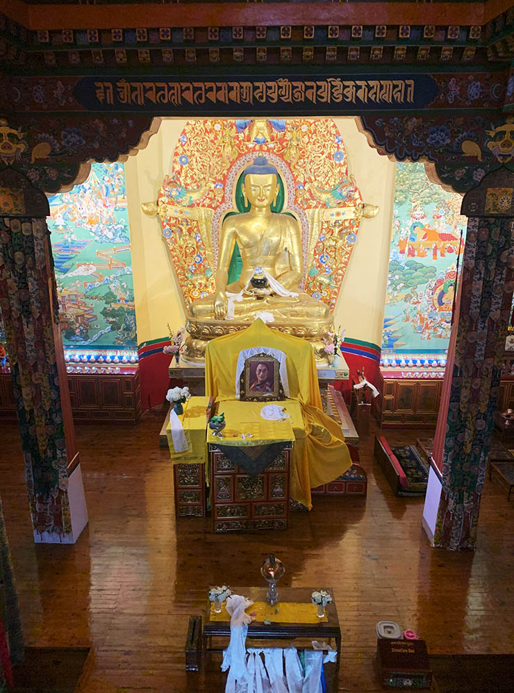 Молитвенный зал со статуей Будды в главном храме института Норбулинка