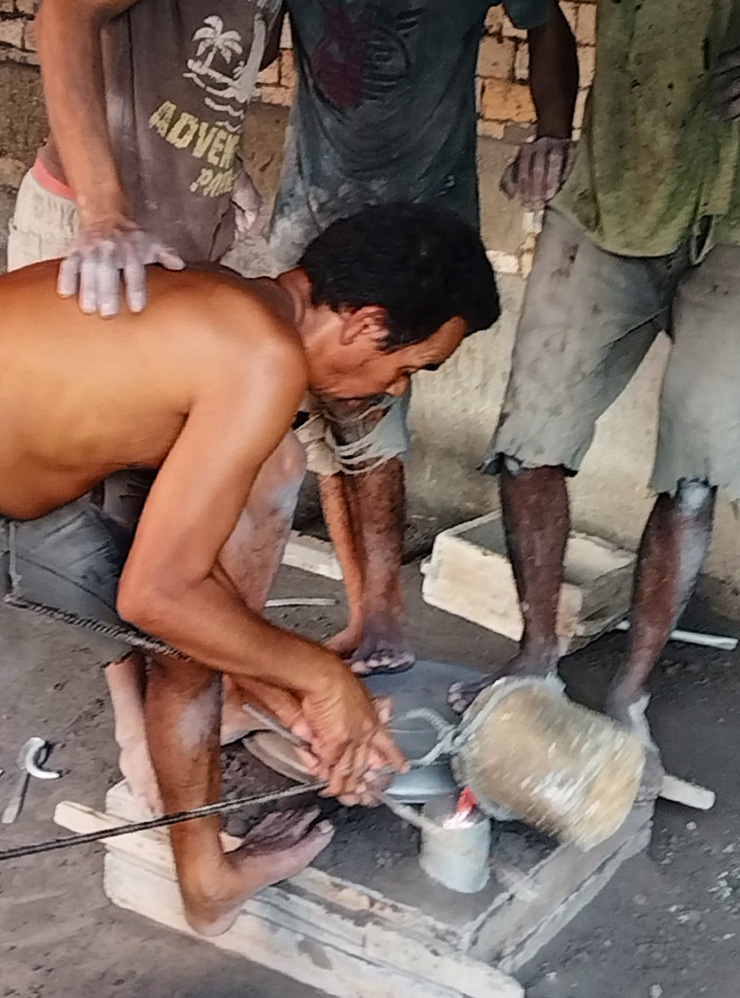 Так проходит типичный день работника алюминиевого производства на Мадагаскаре. Ребята в основном делают посуду