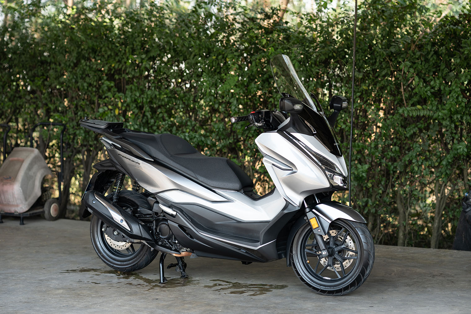У макси-скутеров, таких как Honda Forza, достаточно мощный мотор объемом 300⁠—⁠350 см³ и мощностью 25⁠—⁠30 л. с. Развитый пластиковый обвес защищает от ветра и дождя. Фотография: BELL MALINEE / Shutterstock / FOTODOM