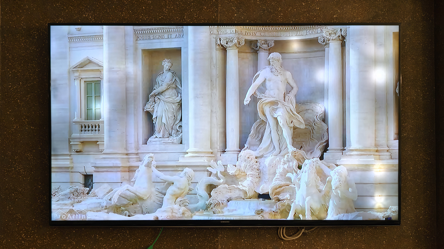 Этот LED-телевизор провисел в кафе не менее 10 лет и все это время показывал один и тот же деморолик на максимальной яркости. Довести экран до такого состояния в домашних условиях почти невозможно