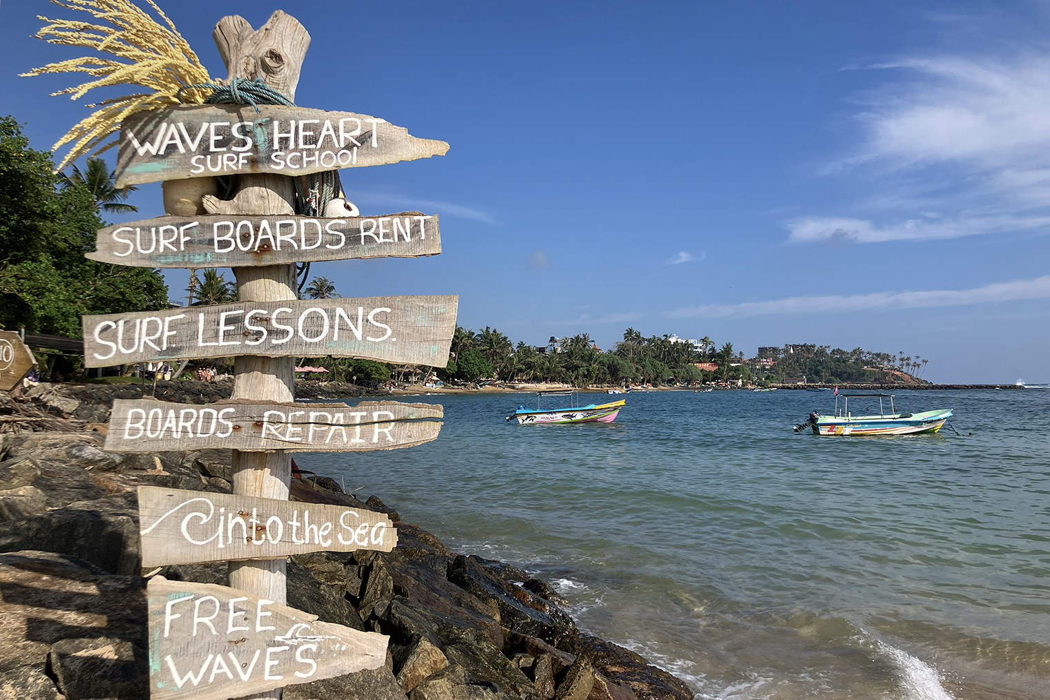 Волны почти все время были высокими — такова особенность этой части Индийского океана. По этой причине найти уроки серфинга на пляже не проблема