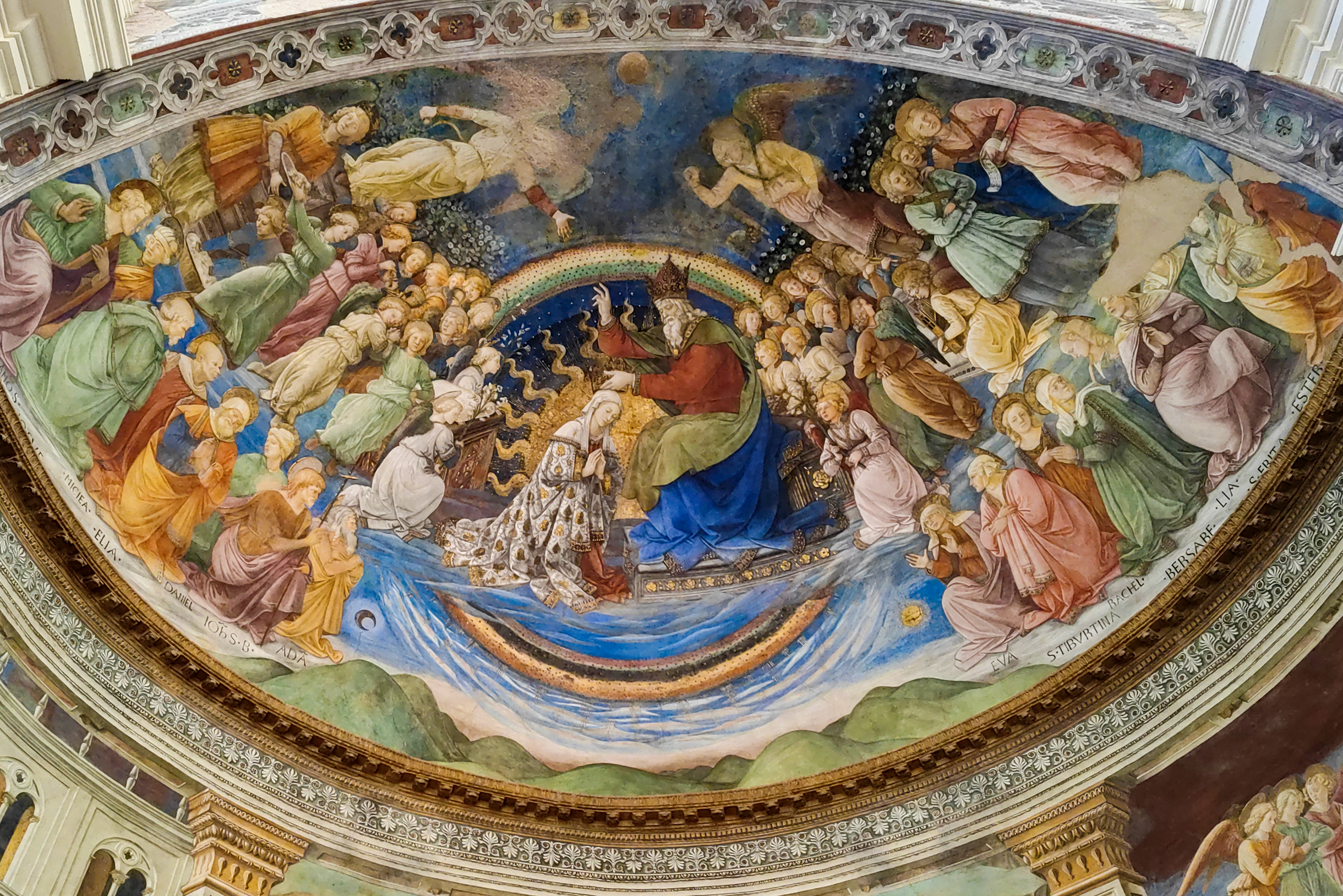 Фреска Филиппо Липпи в апсидеАпсида — примыкающий к основному объему пониженный выступ зданиясобора Сполето выглядела особенно эффектно в полностью беломраморном интерьере