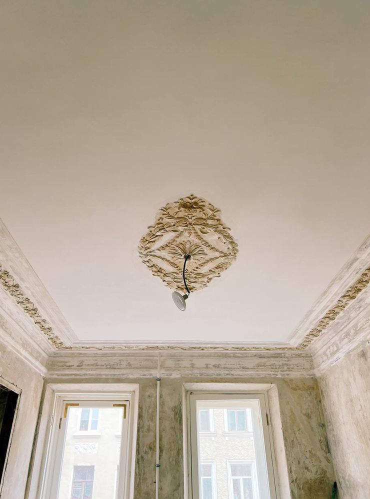 Идеальные плоскости потолка и финишная прямая реставрации лепнины до ее покраски