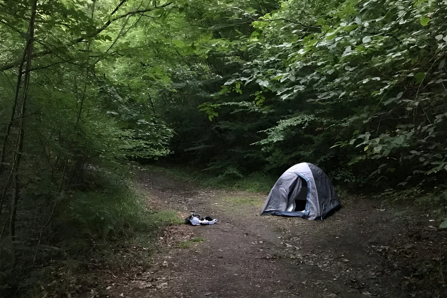 Моя палатка на берегу озера, где наша группа разбила лагерь для ночлега