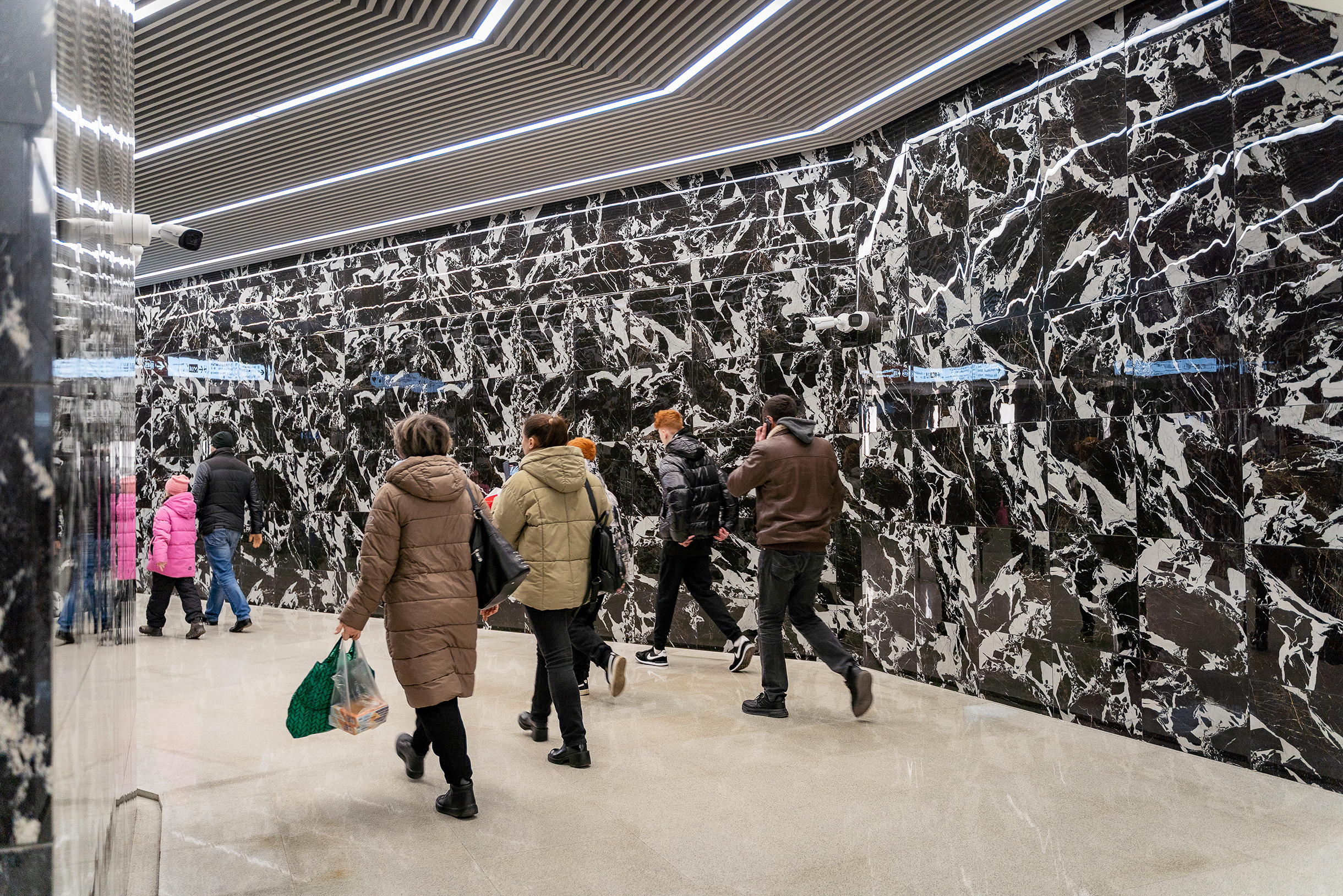 Переход почти полностью облицован мрамором