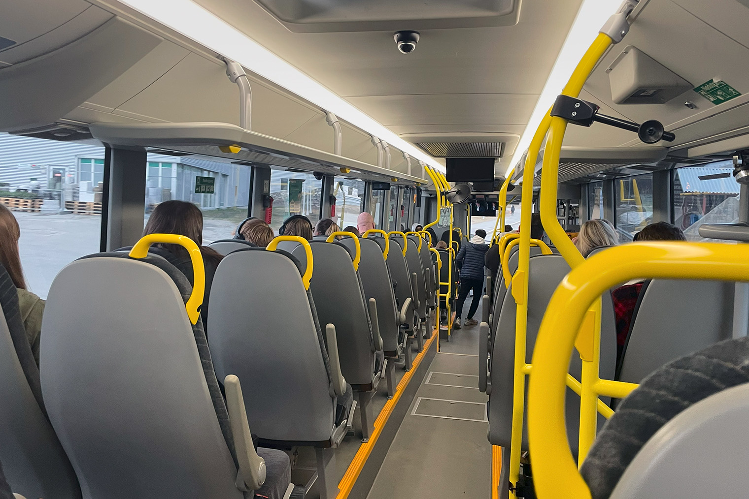 Типичная картина для норвежского автобуса — люди сидят по одному