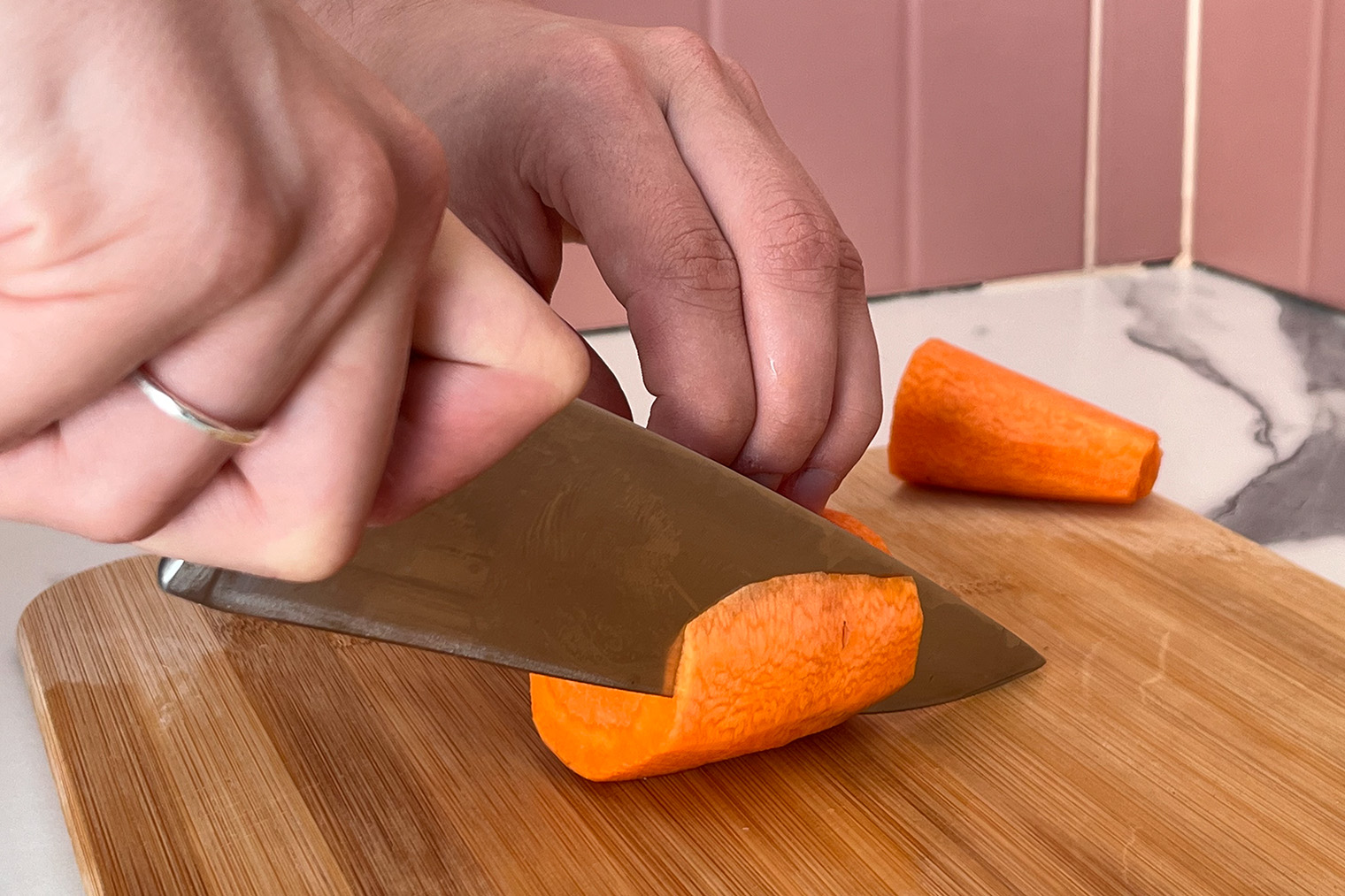 Отрезаю кусочек, чтобы морковь не каталась по доске