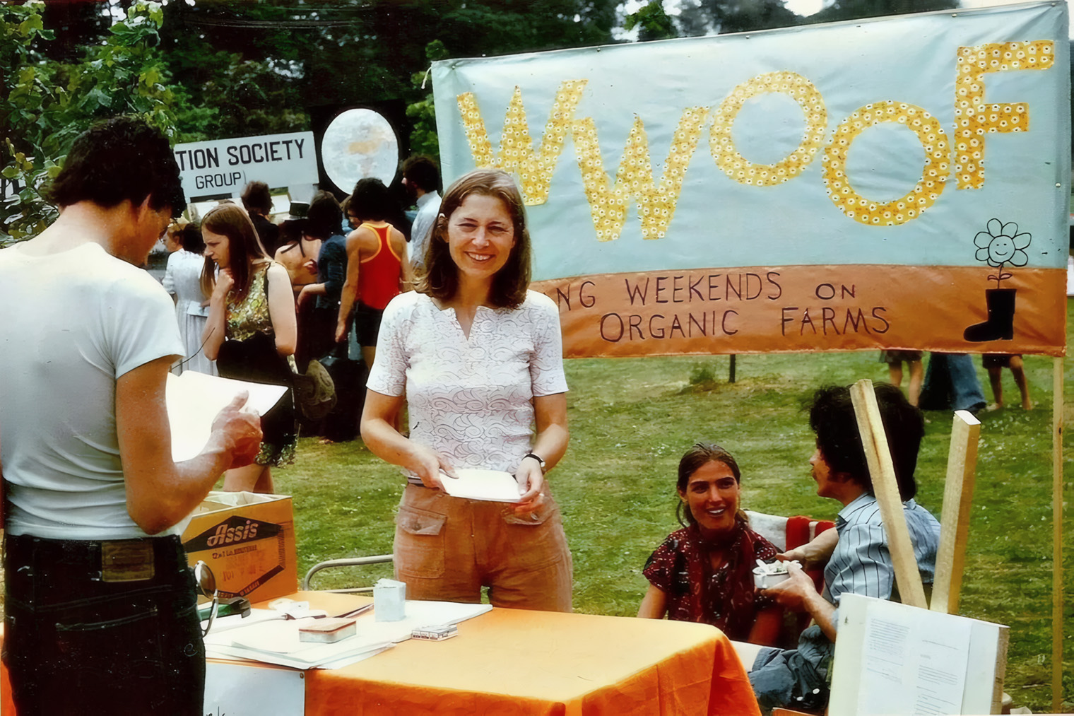 Основательница WWOOF Сью Коппард была секретарем в Лондоне. В 1971 году у нее возникла идея пригласить друзей на органическую ферму, чтобы отдохнуть от городской суеты. Позже это привело к созданию движения, которое организует такие поездки. © wwoof.net