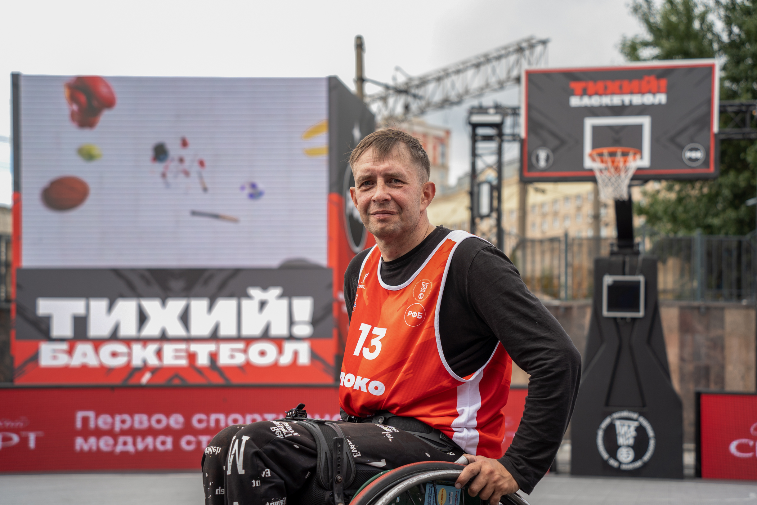 В 2025 году Светлана Мокрушина, супруга Дмитрия, не смогла участвовать в турнире Лиги сильных людей. Дмитрий просит меня обязательно написать, как он по ней скучает