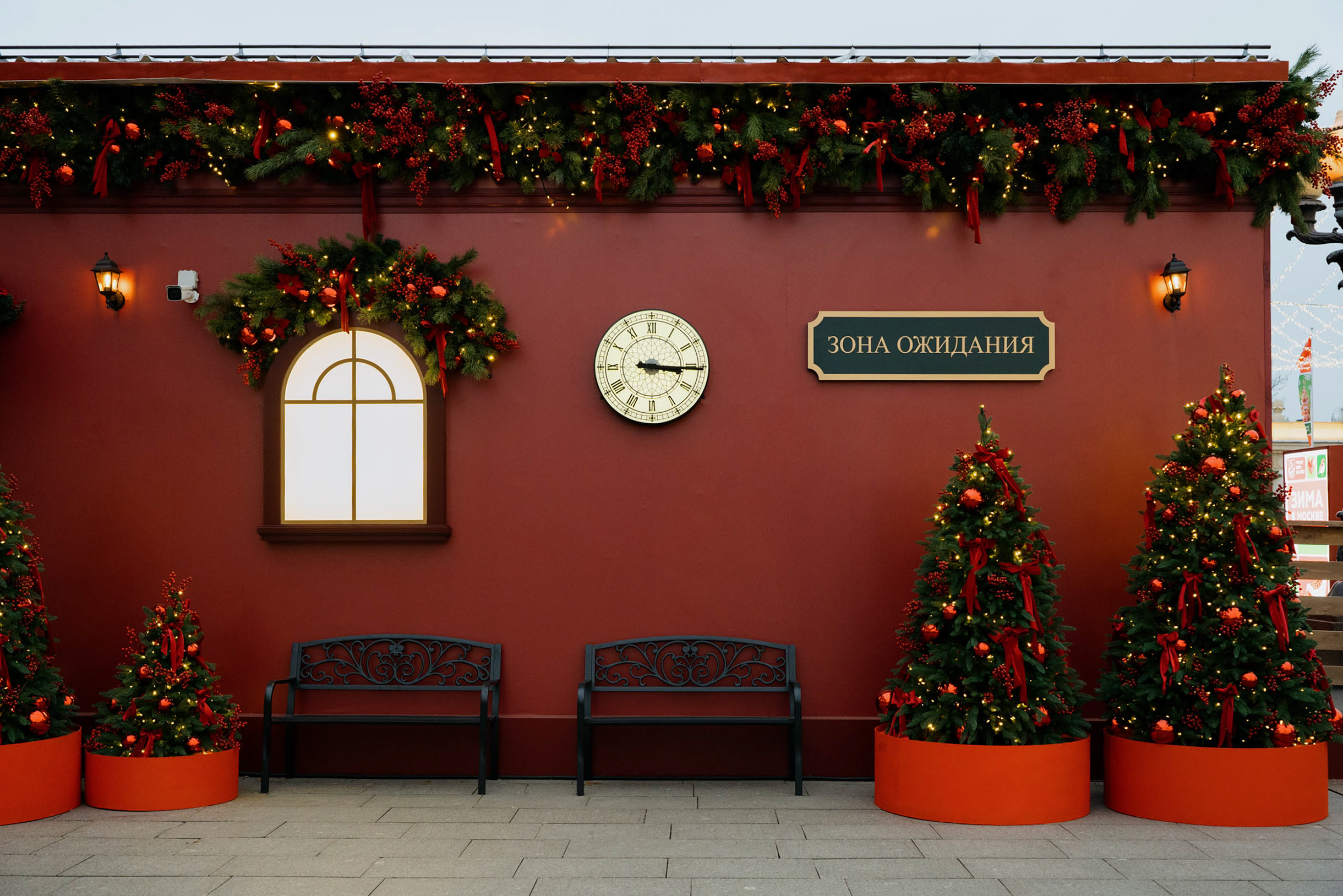 Локация оформлена в стиле старинного вокзала