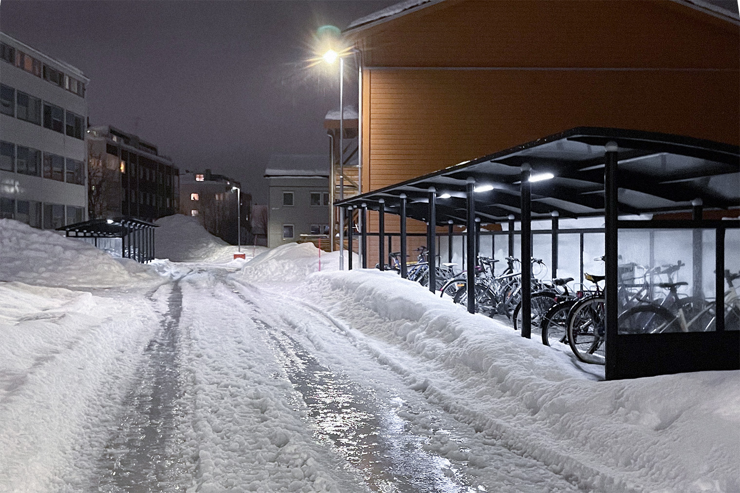 Ненавижу такую погоду: после снегопада начинается ливень, все тает, а потом ударяет мороз — и под ногами ледяная невкусная каша
