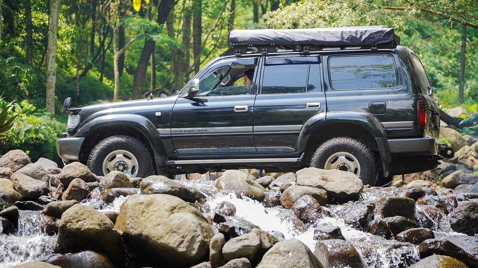 Toyota Land Cruiser 80 — рамный внедорожник. Большой ход подвески, короткие свесы и постоянный полный привод позволят забраться в недоступные легковым автомобилям места. © Anom Harya / Shutterstock / FOTODOM