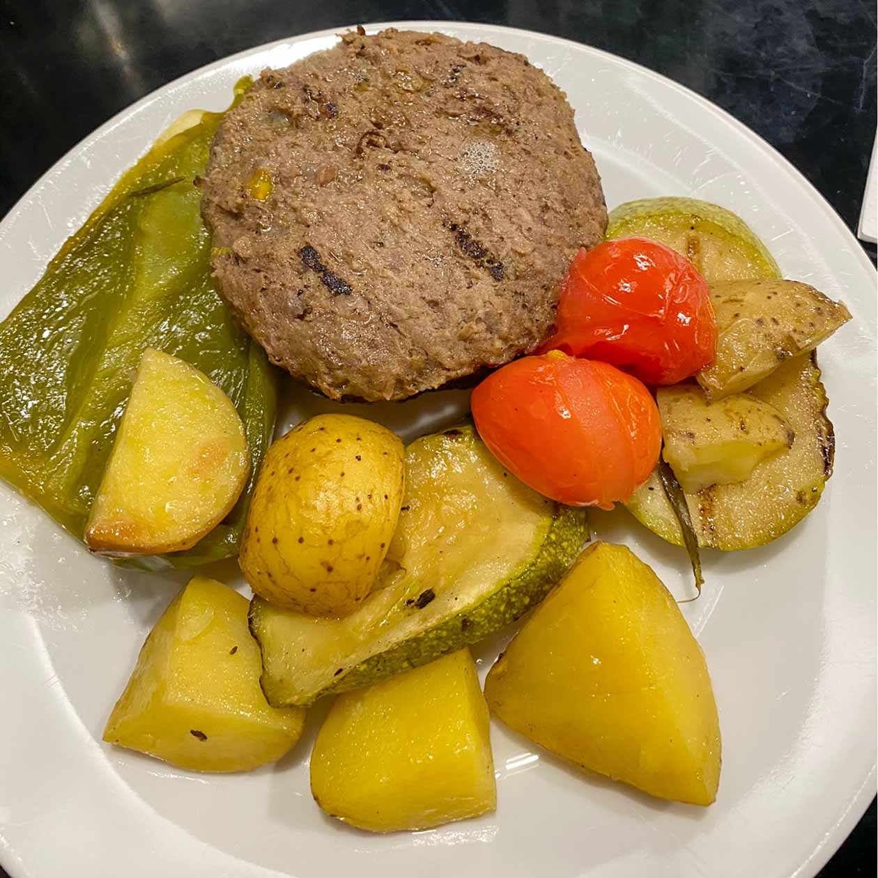 Принесли обед. Полный ол-инклюзив! Разве что не наливают, но это обычно бывает в конце смены