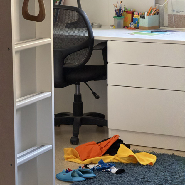 Судя по горе одежды на полу, сын собирается так же, как я: скрупулезно подбирает идеальный лук