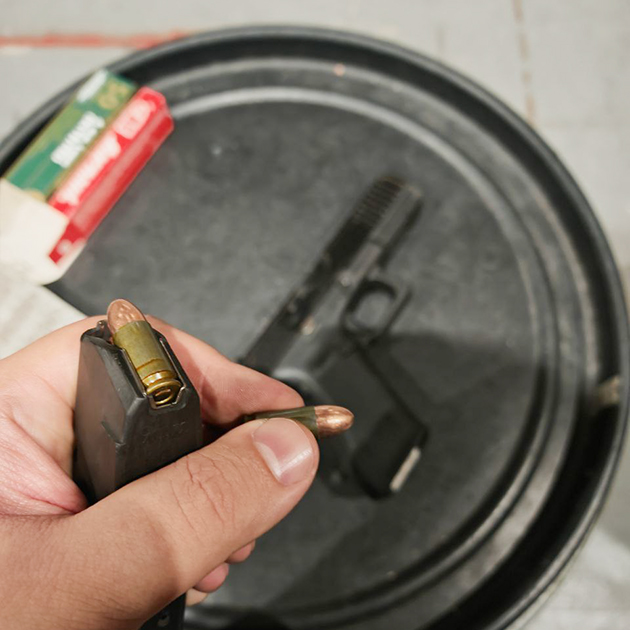 Фото с занятий стрельбой, здесь собираю магазин глока