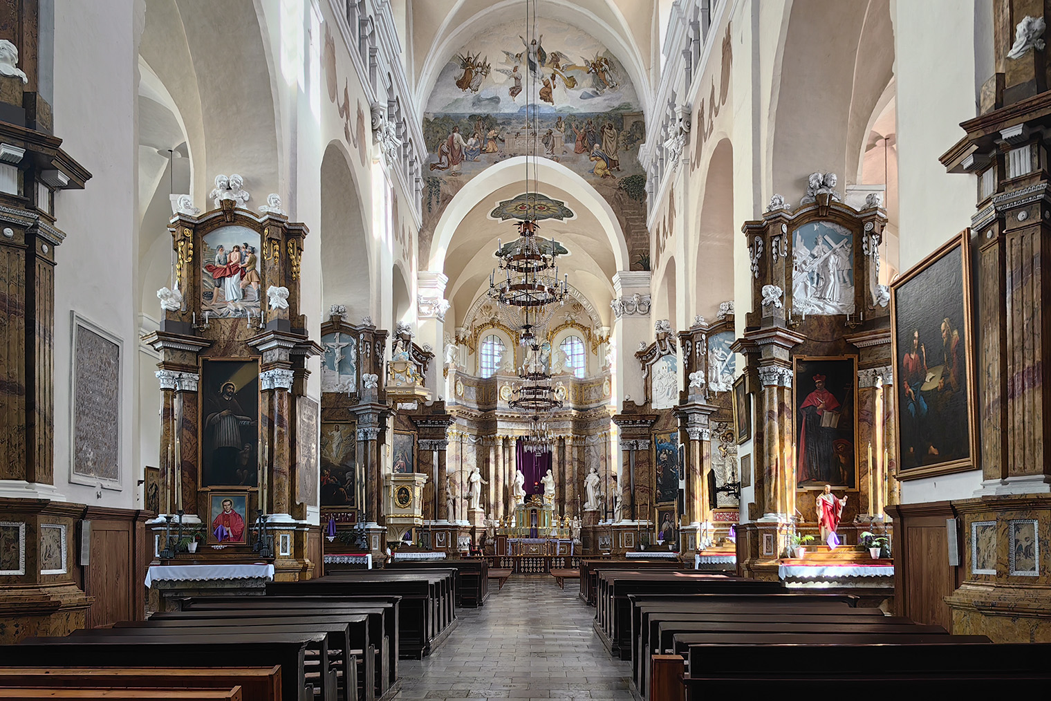 Внутри костела очень красиво. По внутреннему убранству он понравился мне больше всех в Гродно