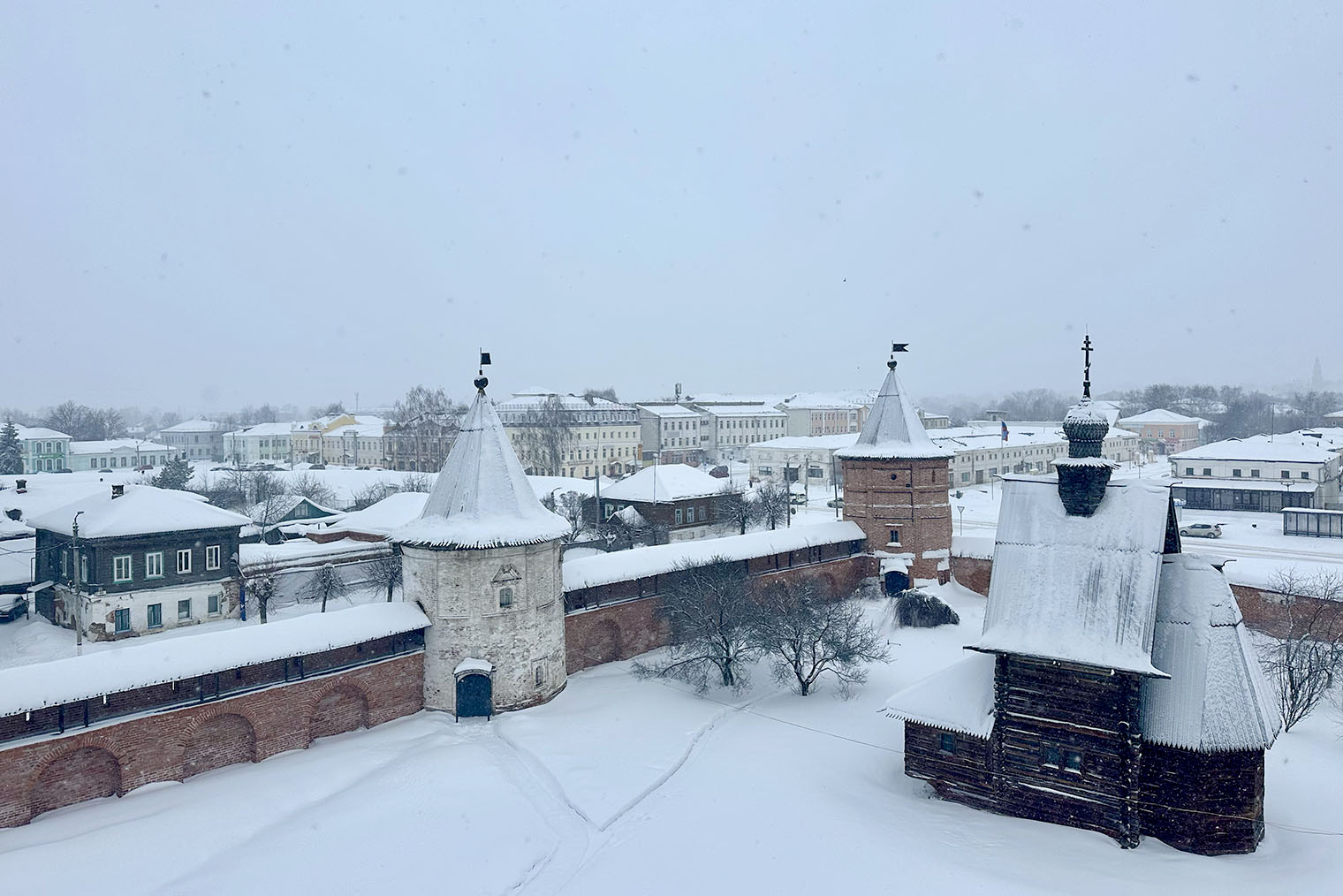 С колокольни открывается вид на территорию монастыря и город