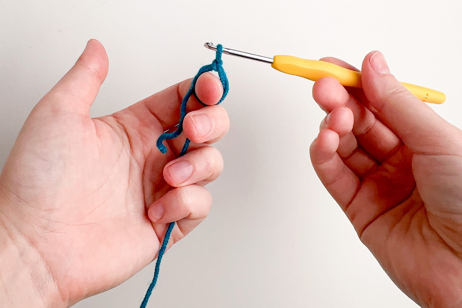 Ряд 1. Сформировала кольцо амигуруми и сделала ВП темно-зеленой нитью — это первый цвет в моем вязании