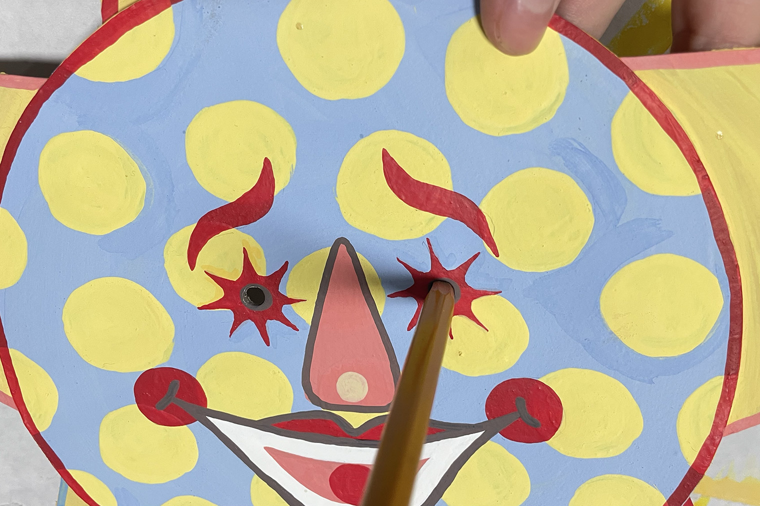 Чтобы отверстия были шире, пару раз прокрутите в них карандаш