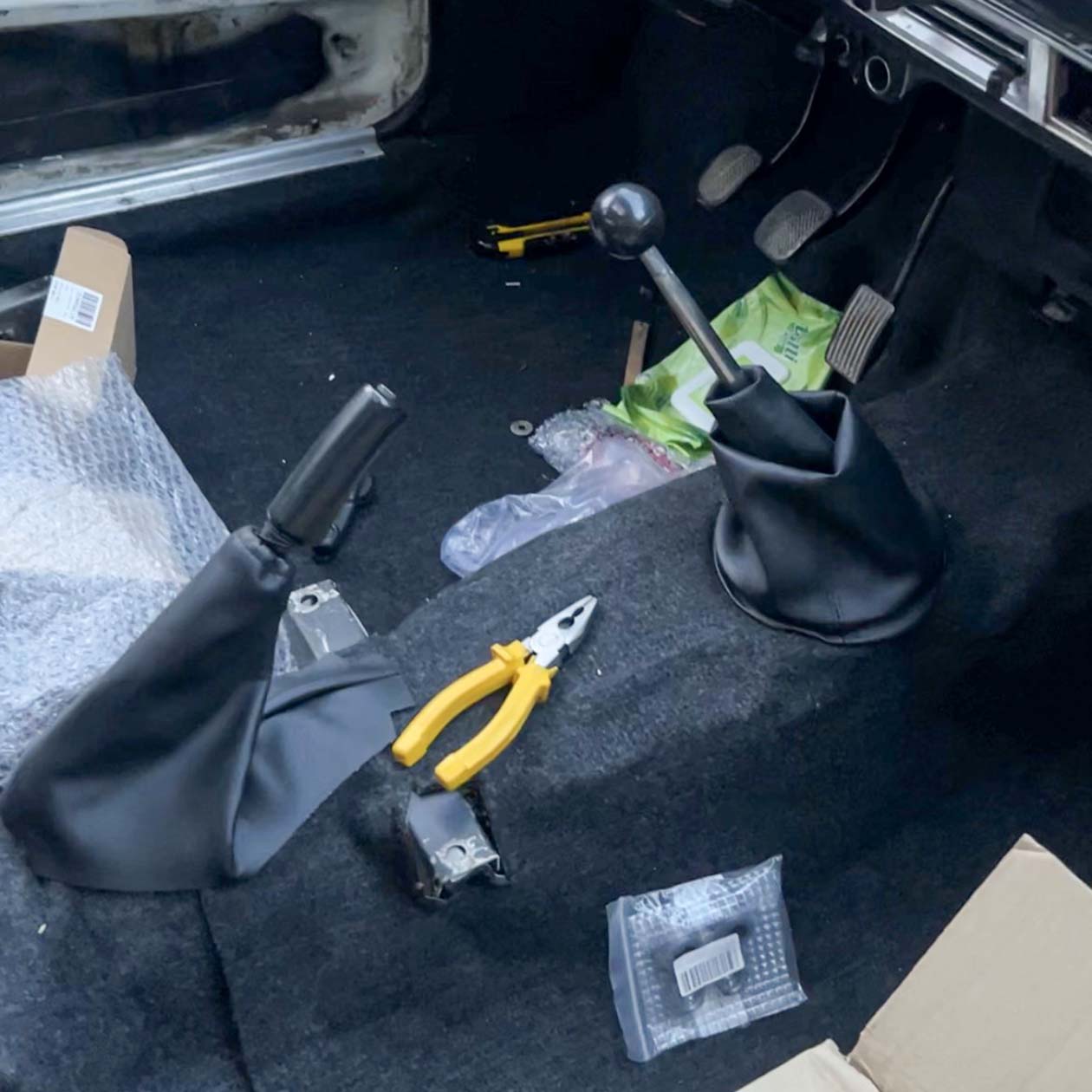 С новым набалдашником, кожухами рычага КПП и рукоятки ручного тормоза салон выглядит аутентично