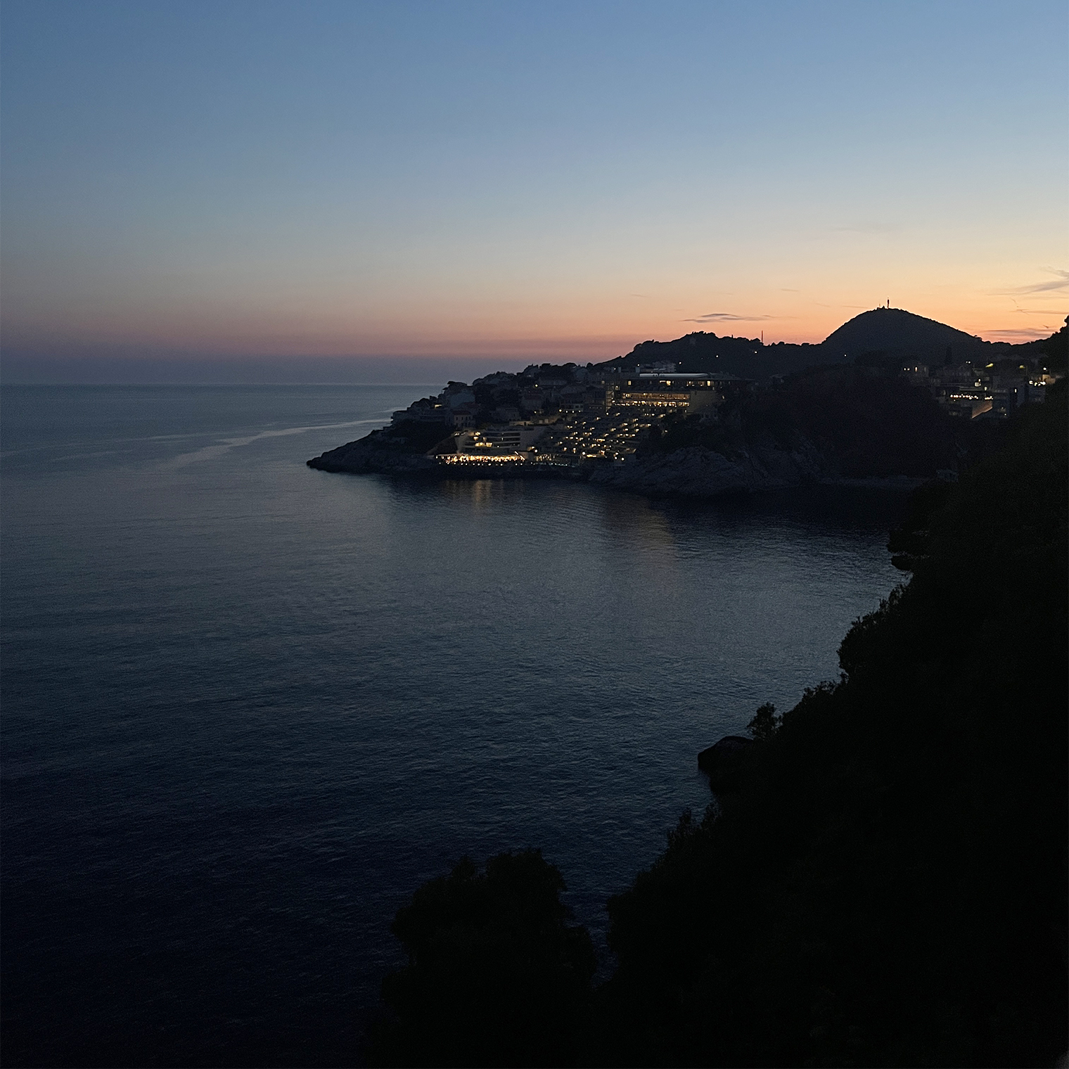 Возвращались домой пешком. Дорога превратилась в часовую прогулку с обязательной паузой на закат, который мы созерцали, наслаждаясь еще теплыми, только что купленными устрицами в хрустящем кляре