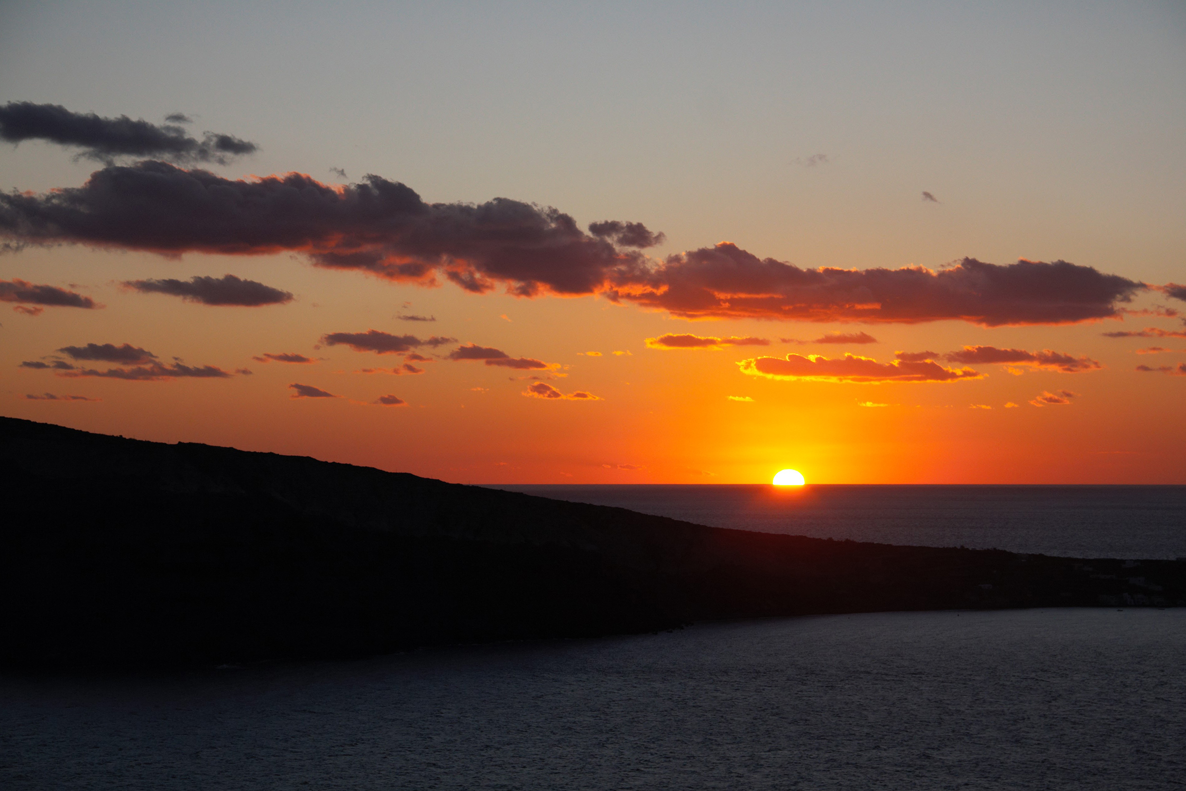 Люди, которые фотографировали рядом с нами, сказали, что это был не самый красивый закат на Санторини, что они видели. Но нам достаточно того, что он наш