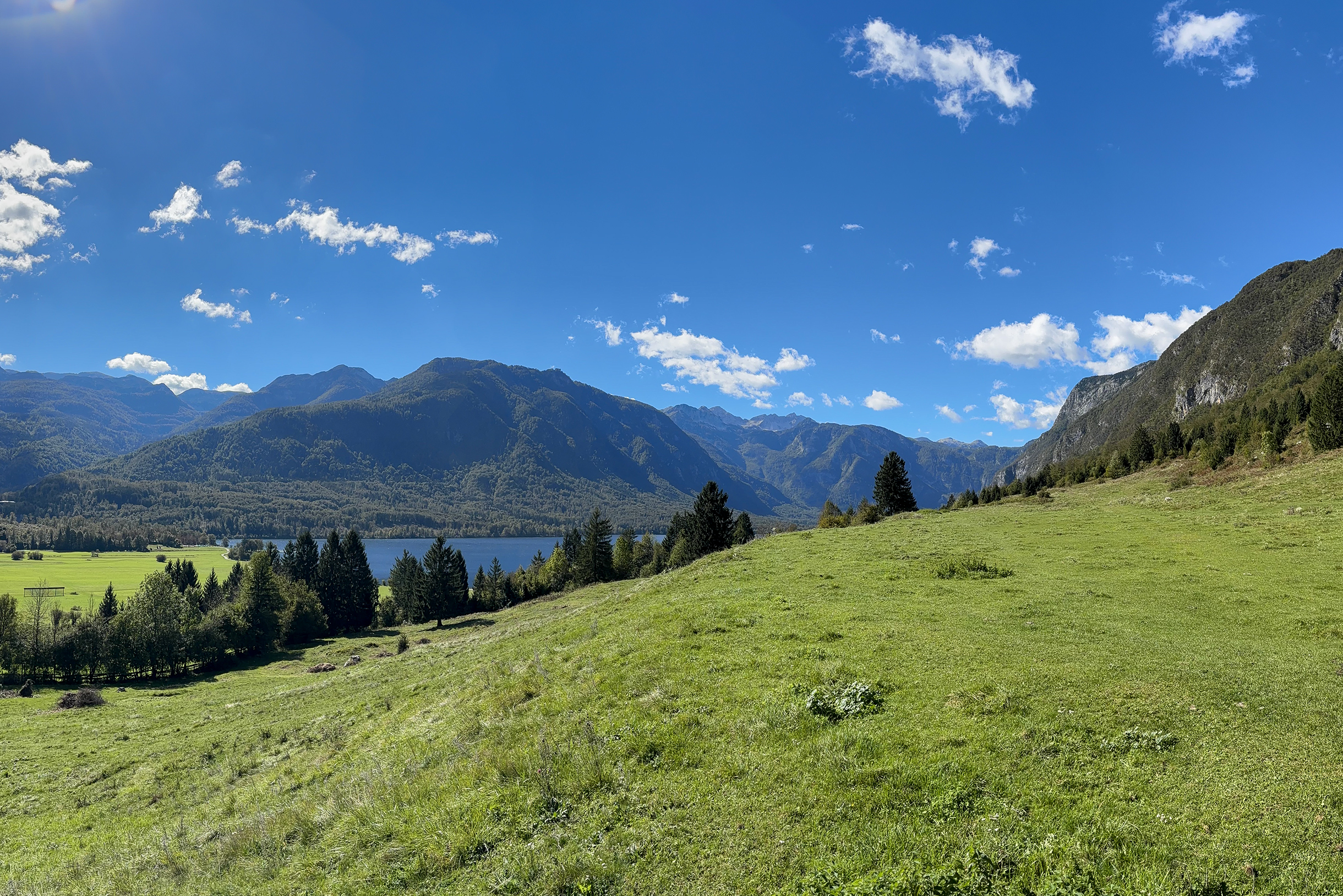 Спуск к озеру Бохинь занял у нас почти 6 часов с паузой на кофе в альпийской хижине. Сбросили 1 500 метров, колени это почувствовали. Опять порадовались, что взяли трекинговые палки. Это был мой второй раз на Триглаве, и очень надеюсь, что не последний. Виды там невероятные, хочется обойти весь парк. Да и вся Словения великолепна, рекомендую к посещению