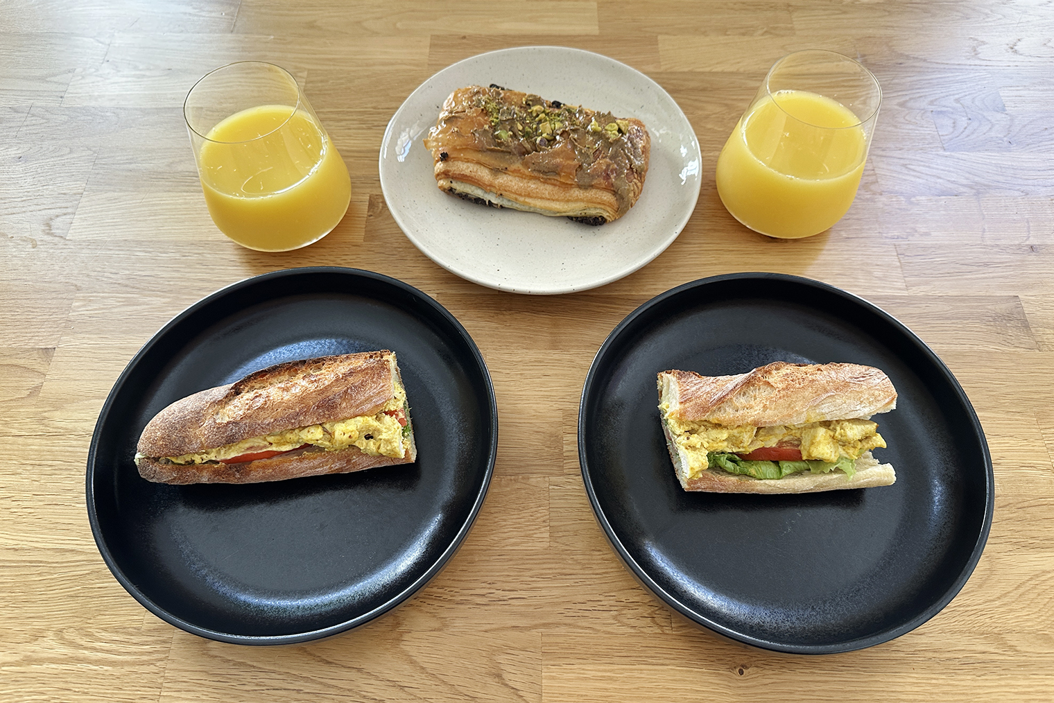 Позавтракали едой из булочной навынос за 7,5 €⁣ ( ₽) на двоих. Бутерброд и слойку осилить в одиночку оказалось сложно