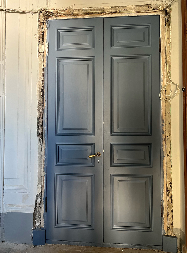Входные двери со старинной латунной фурнитурой после окрашивания