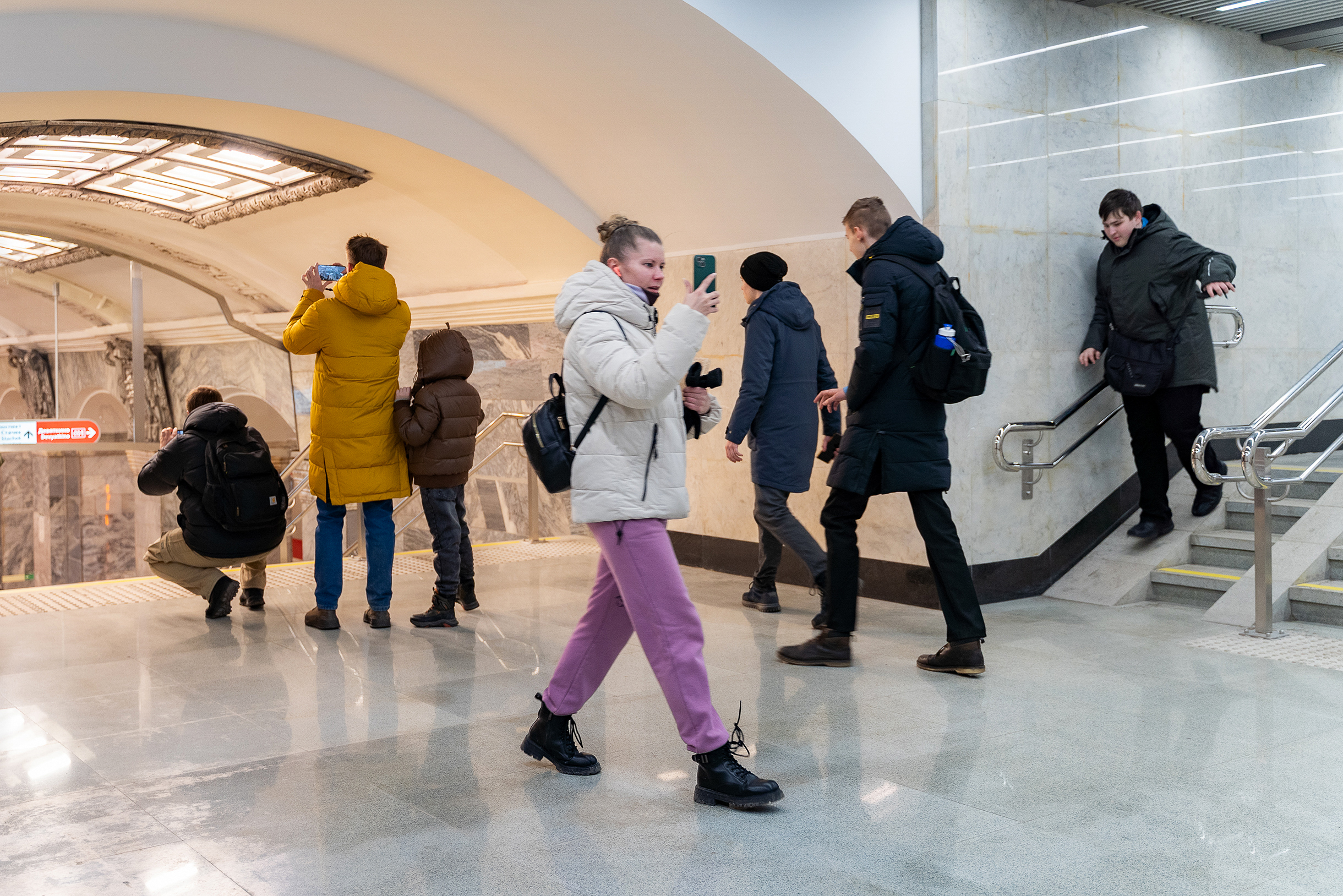 На «Кировском заводе» пассажиры выходят туда, где раньше был торец зала станции. Там стоял бюст Ленину, который перенесли наверх, к входу в вестибюль