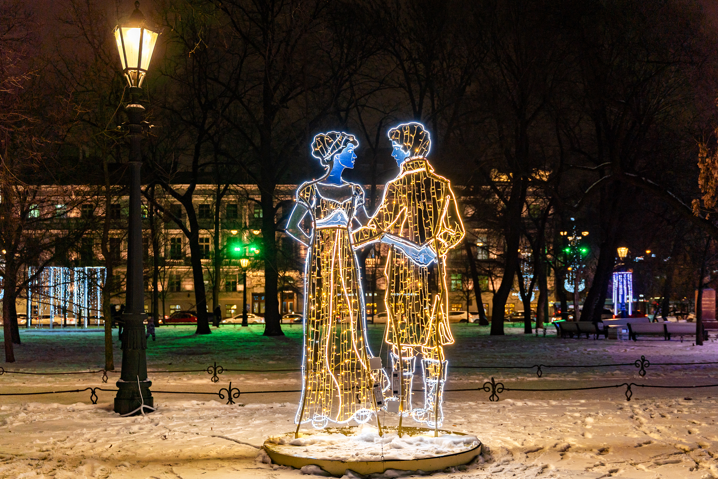 Еще там поставили несколько декоративных композиций